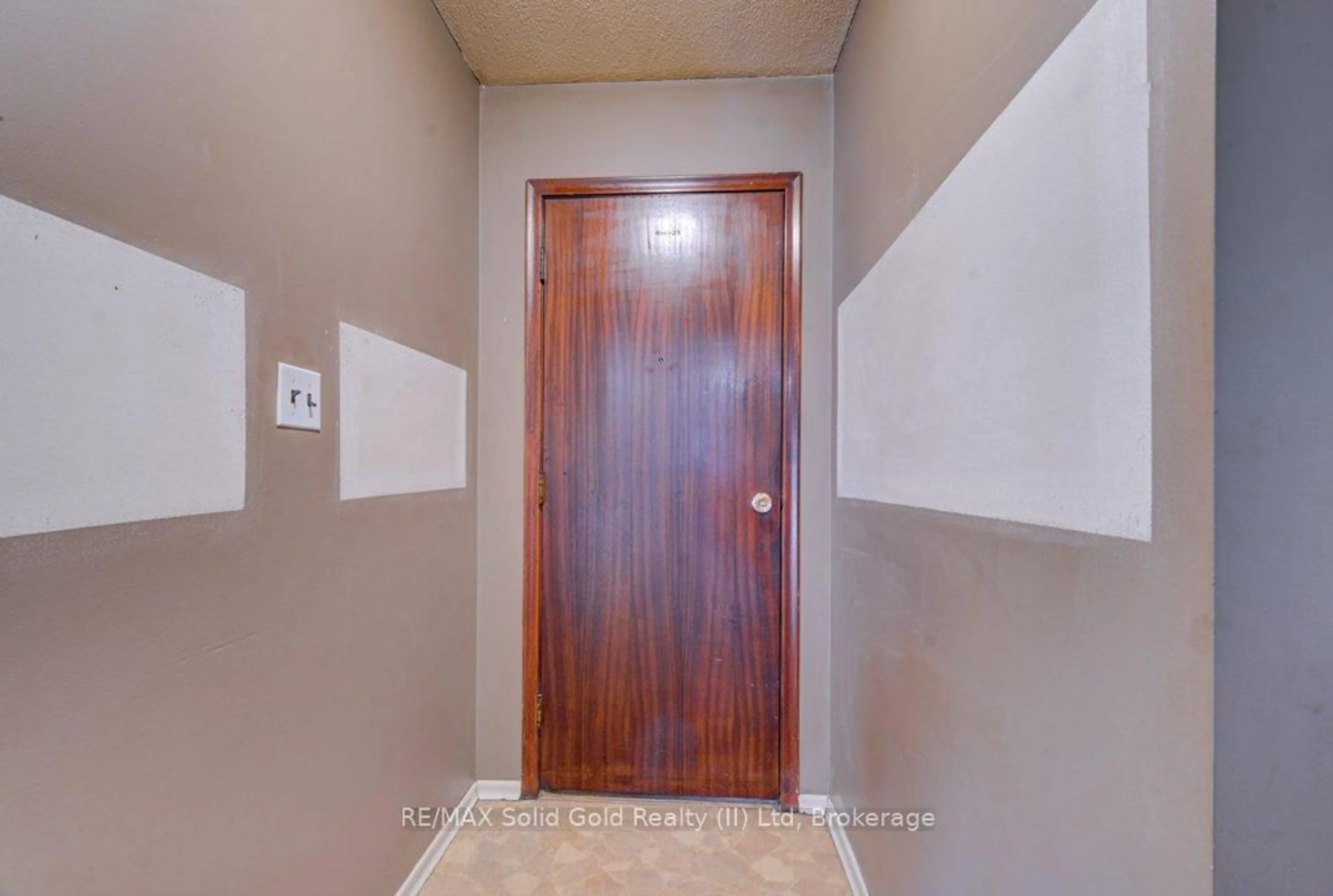 Indoor entryway for 291 Westwood Dr, Kitchener Ontario N2M 2L3