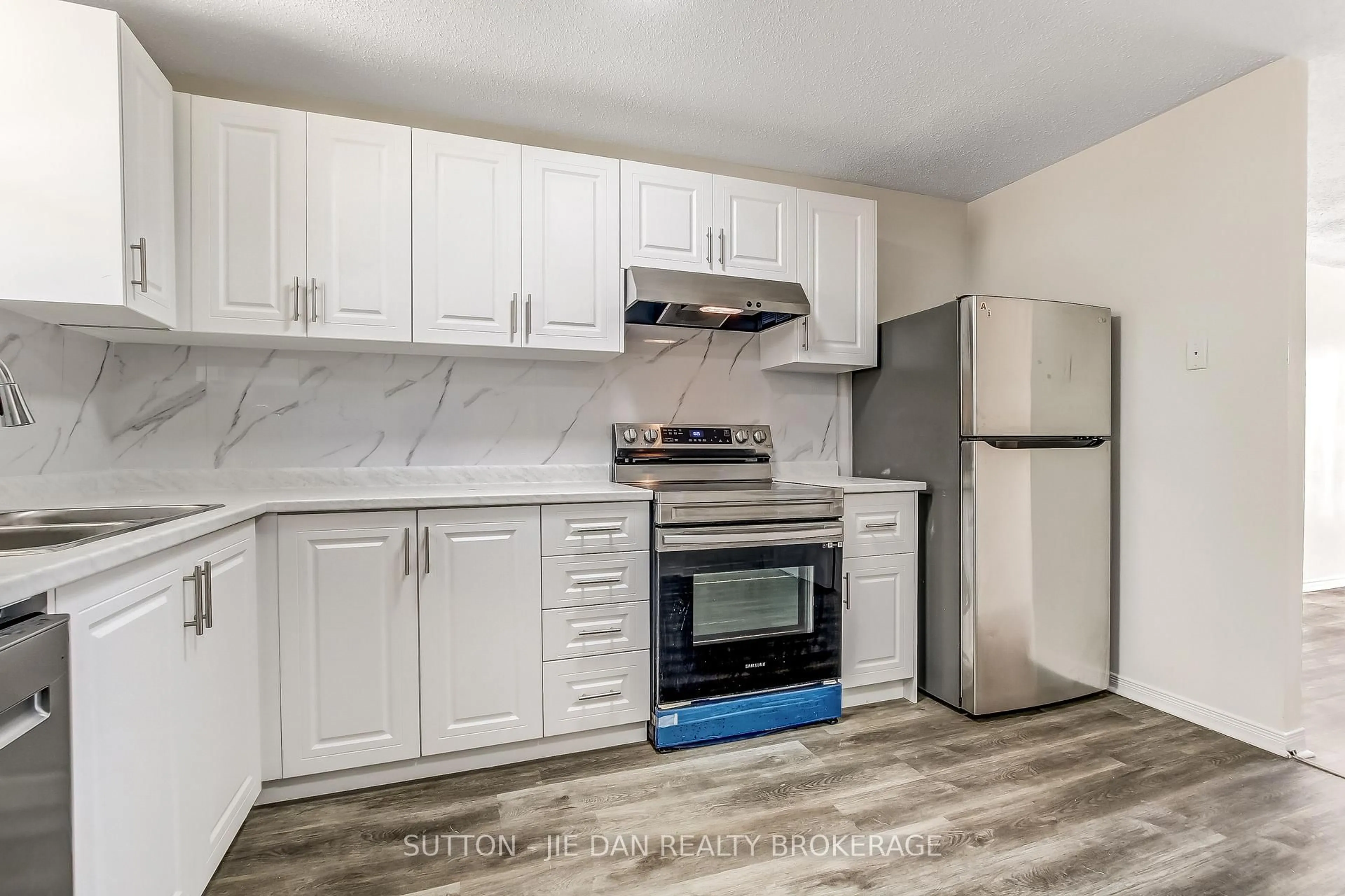 Standard kitchen, unknown for 1919 TRAFALGAR St #3, London East Ontario N5V 1A1