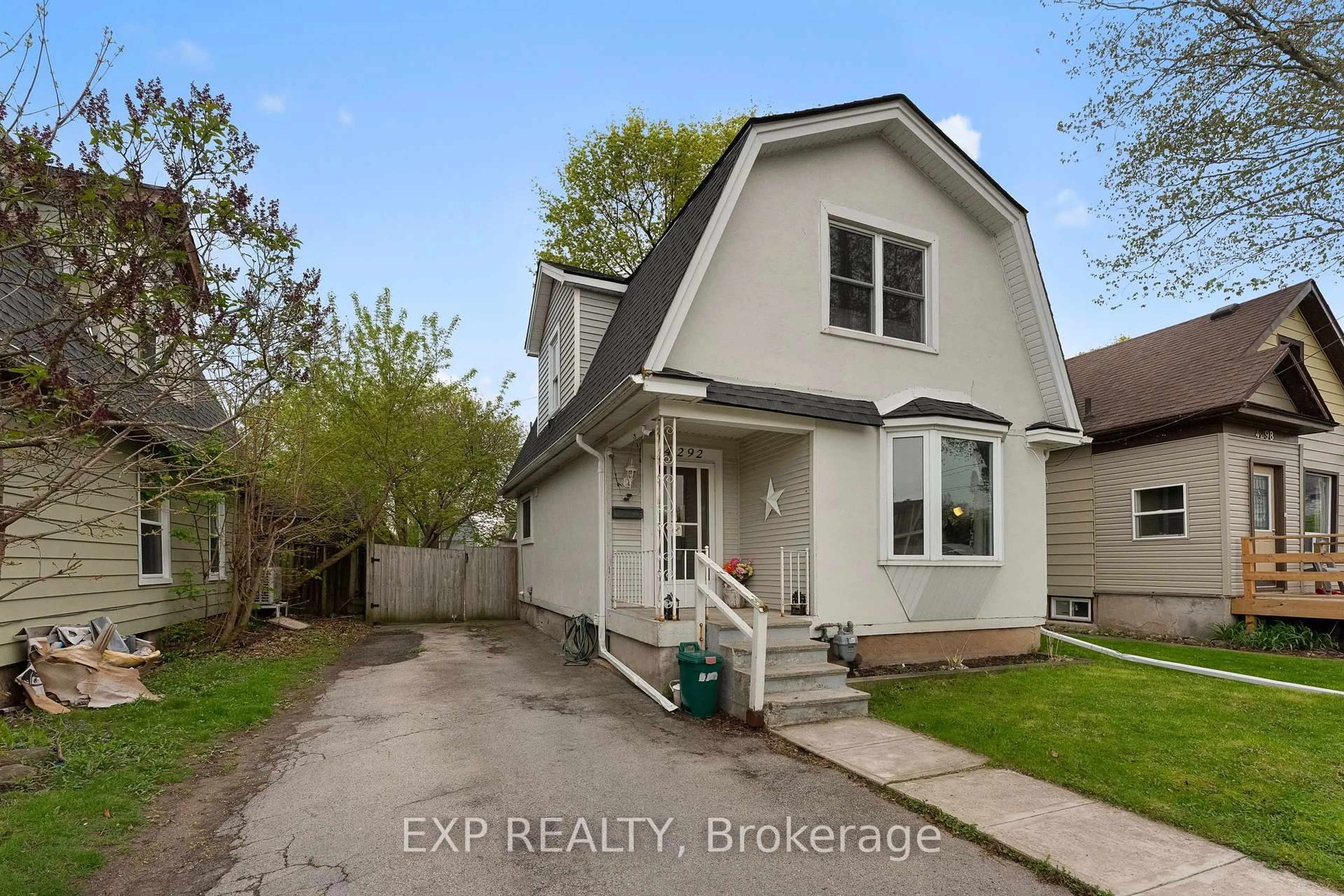 A pic from outside/outdoor area/front of a property/back of a property/a pic from drone, street for 4292 Ferguson St, Niagara Falls Ontario L2E 2X9