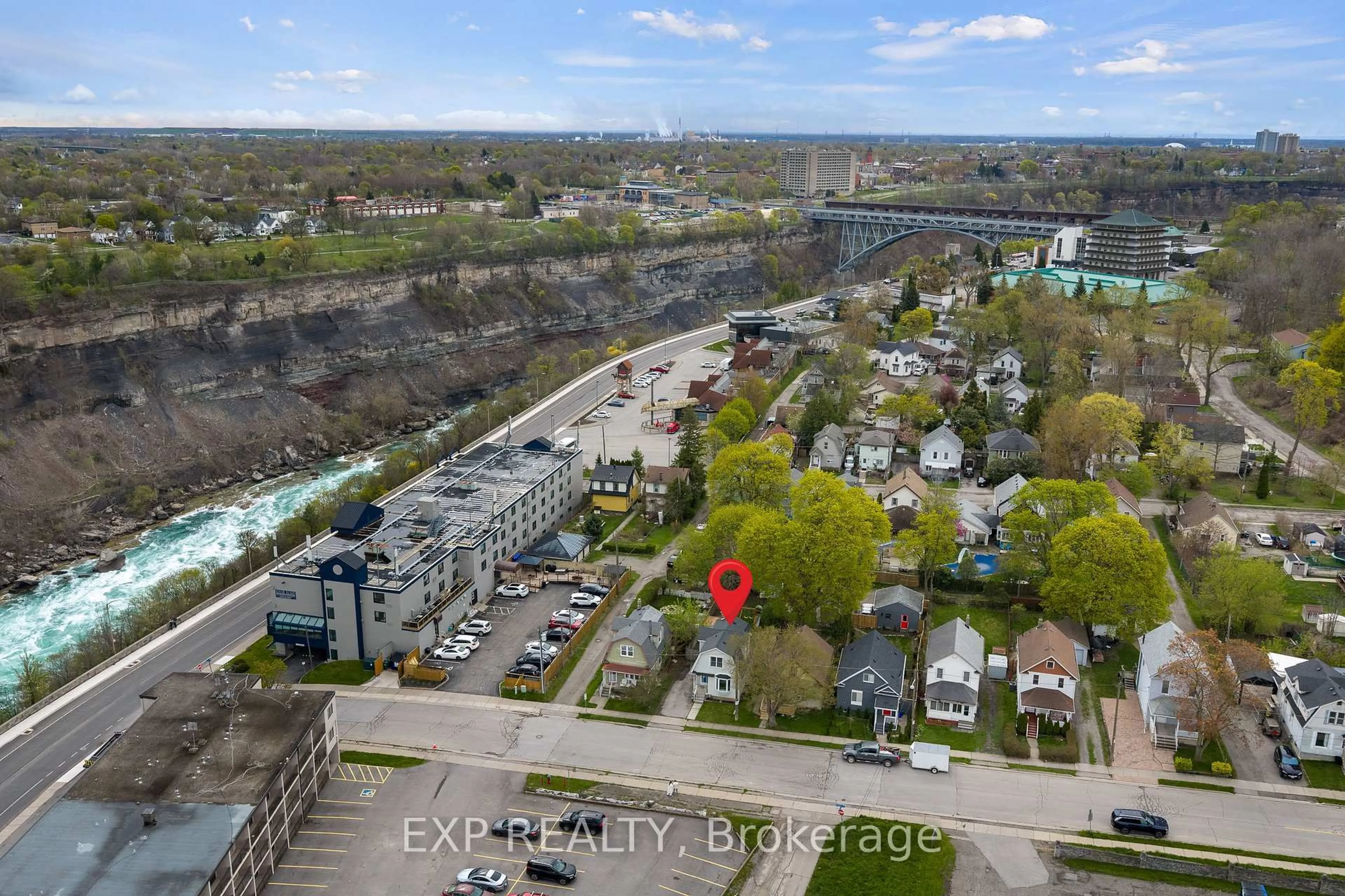A pic from outside/outdoor area/front of a property/back of a property/a pic from drone, unknown for 4292 Ferguson St, Niagara Falls Ontario L2E 2X9