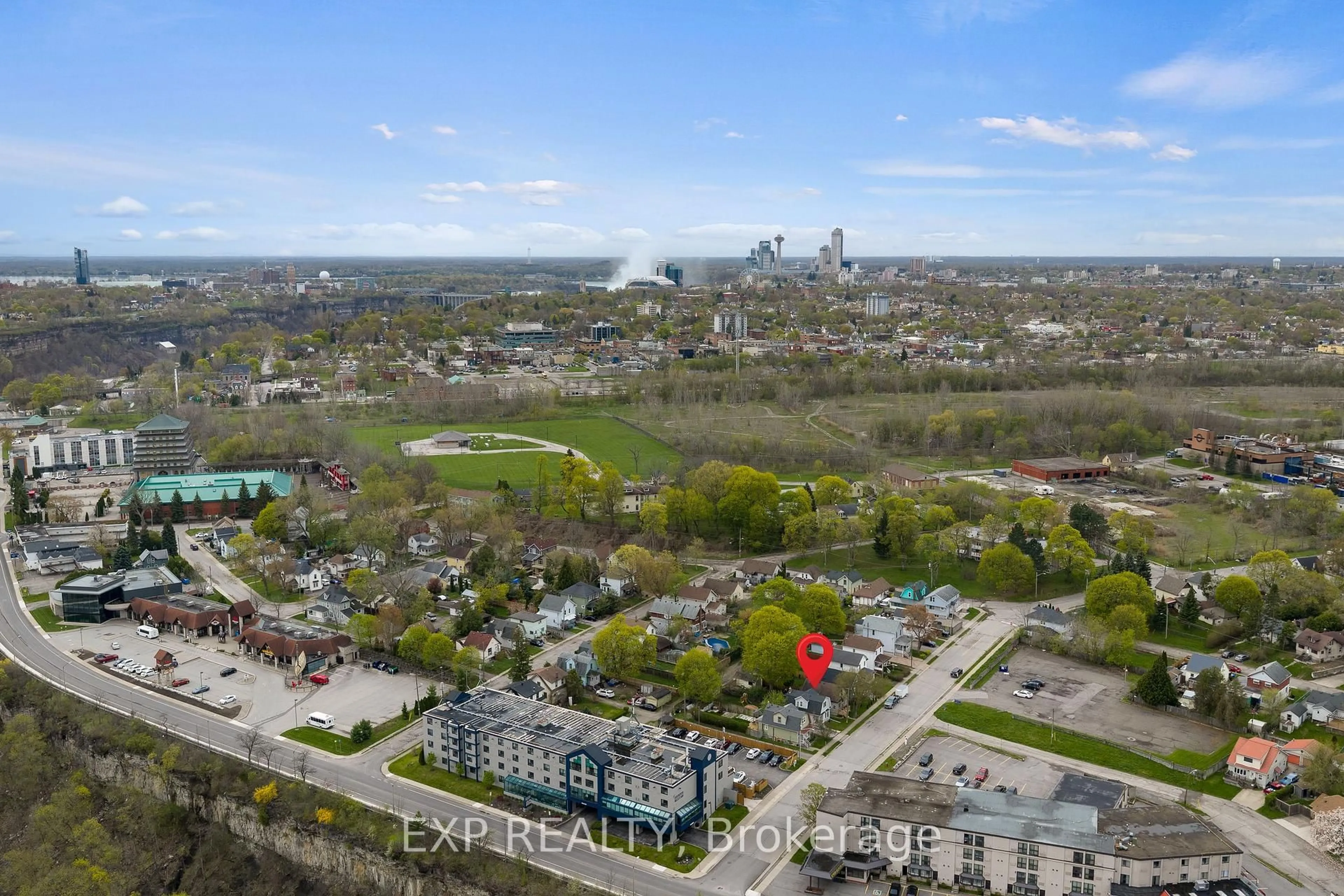 A pic from outside/outdoor area/front of a property/back of a property/a pic from drone, unknown for 4292 Ferguson St, Niagara Falls Ontario L2E 2X9