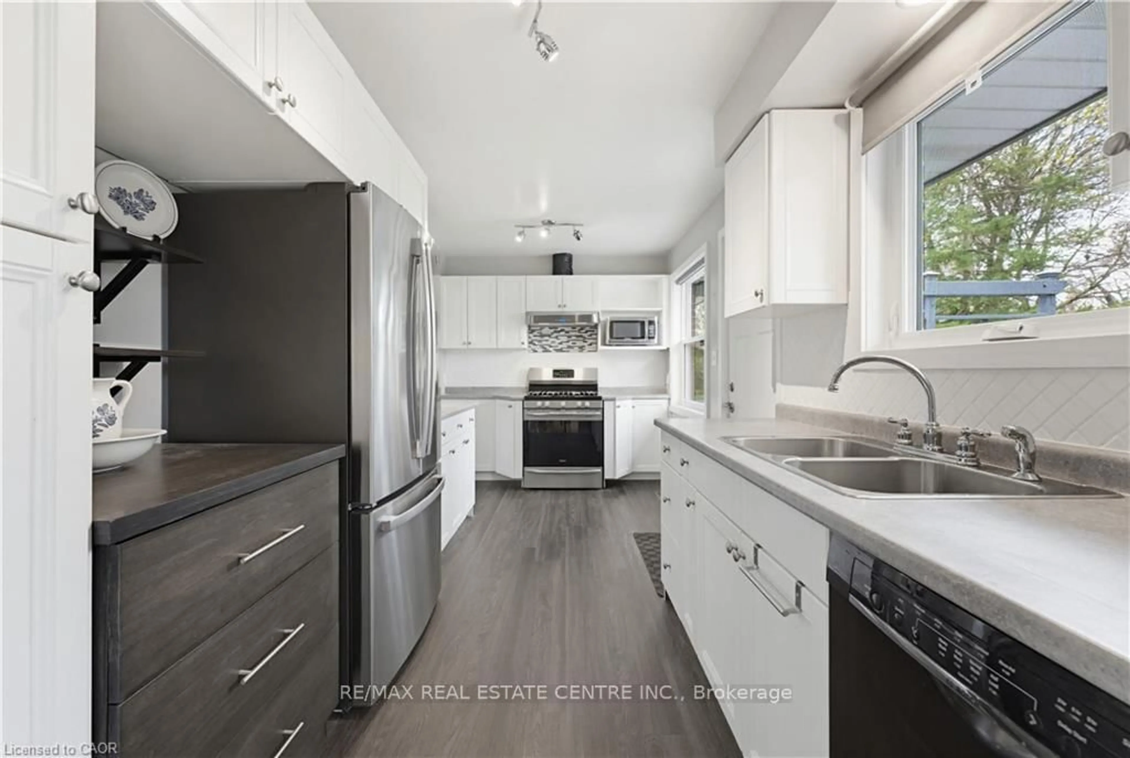 Open concept kitchen, unknown for 147 Churchill Dr, Cambridge Ontario N1S 1S3