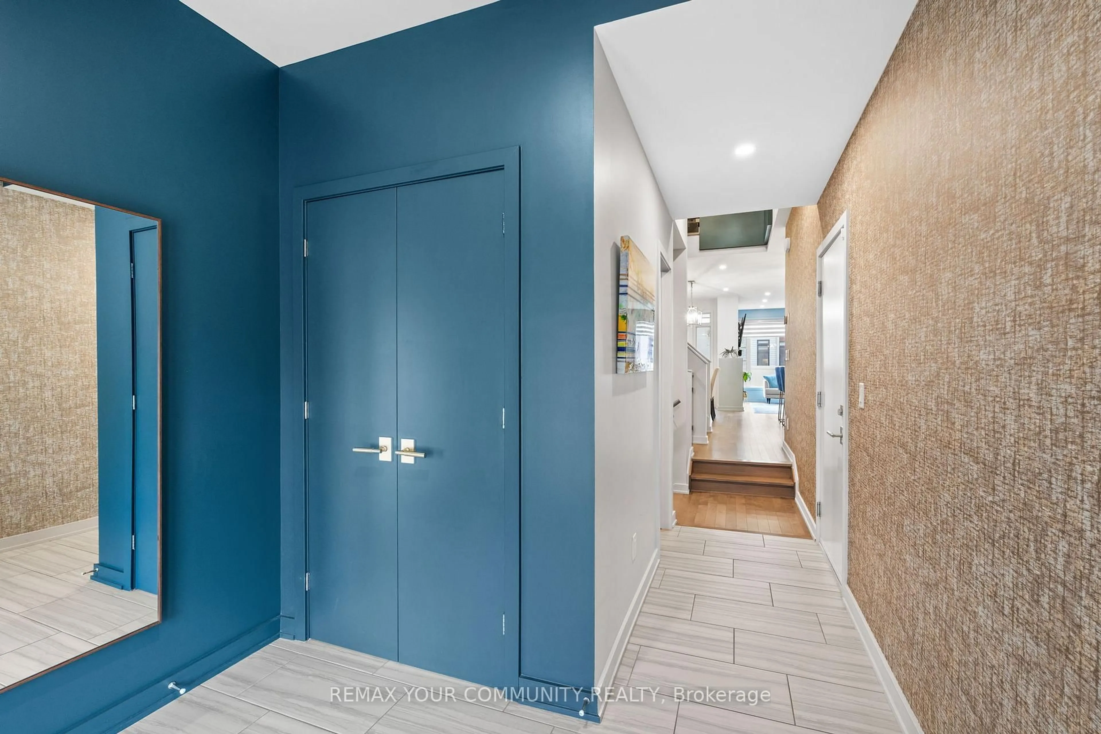 Indoor entryway for 215 Pisces Terr, Ottawa Ontario K1T 0S8
