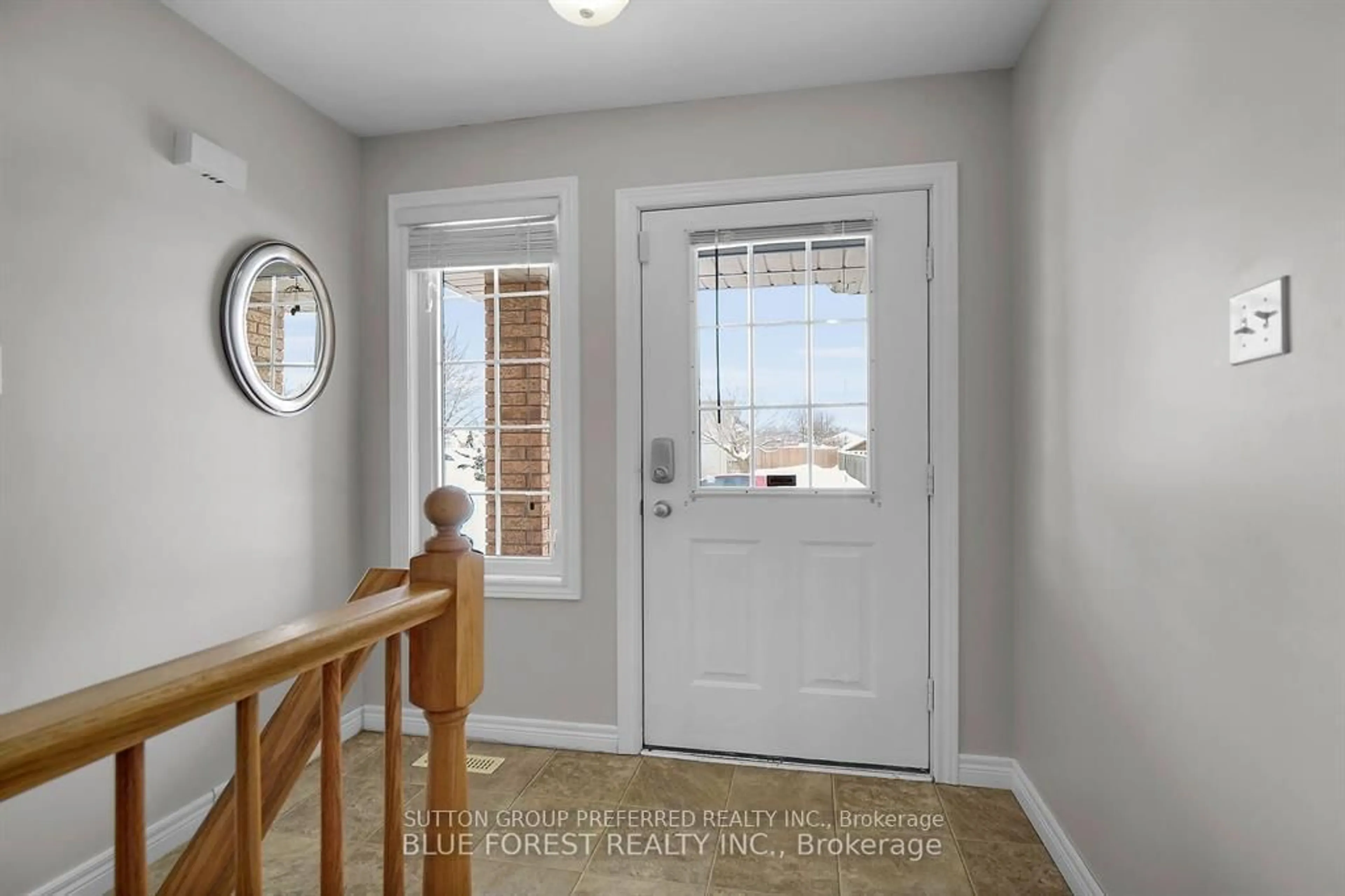 Indoor entryway for 284 Exmouth Circ, London East Ontario N5V 5G6