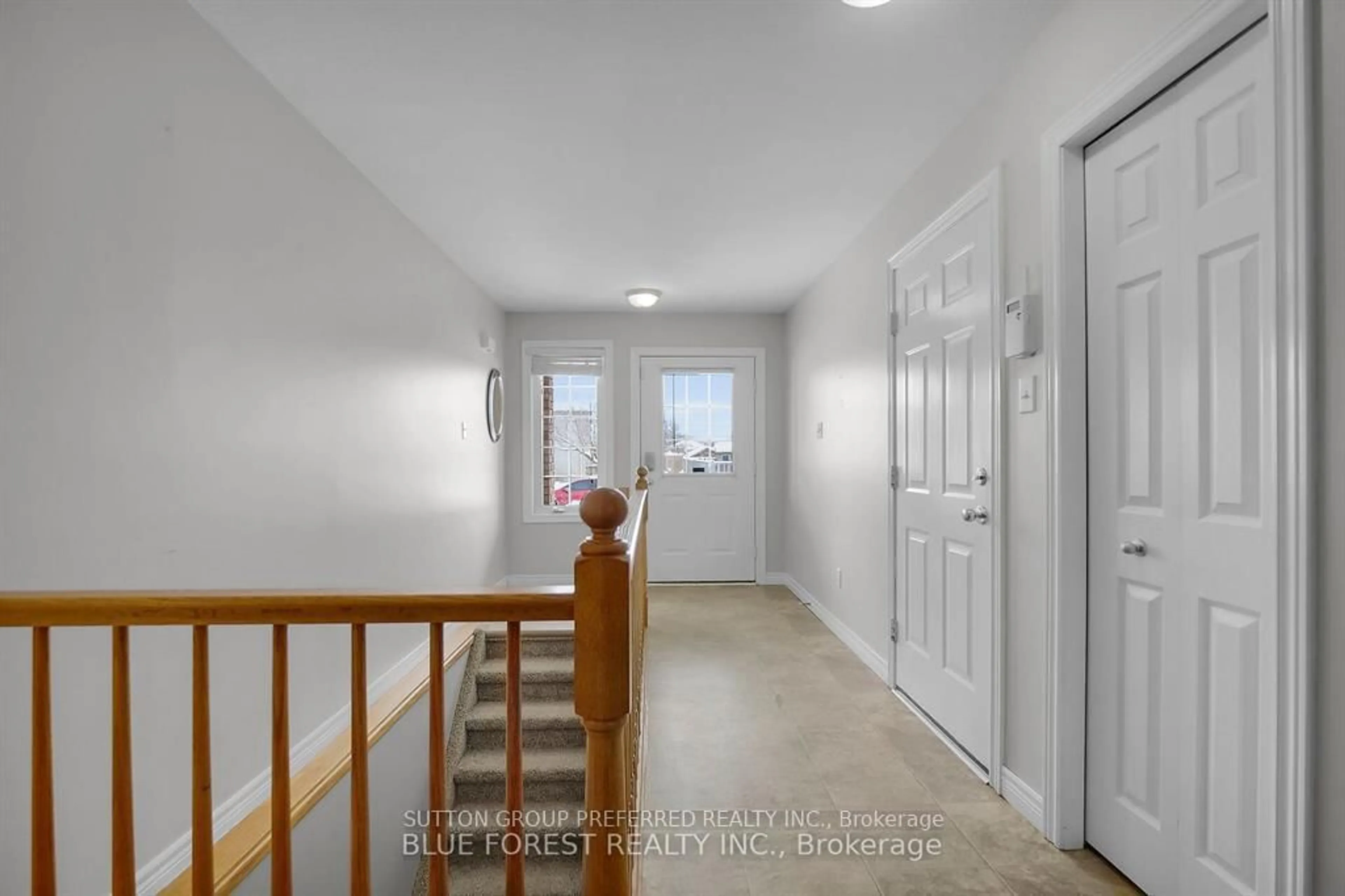 Indoor entryway for 284 Exmouth Circ, London East Ontario N5V 5G6