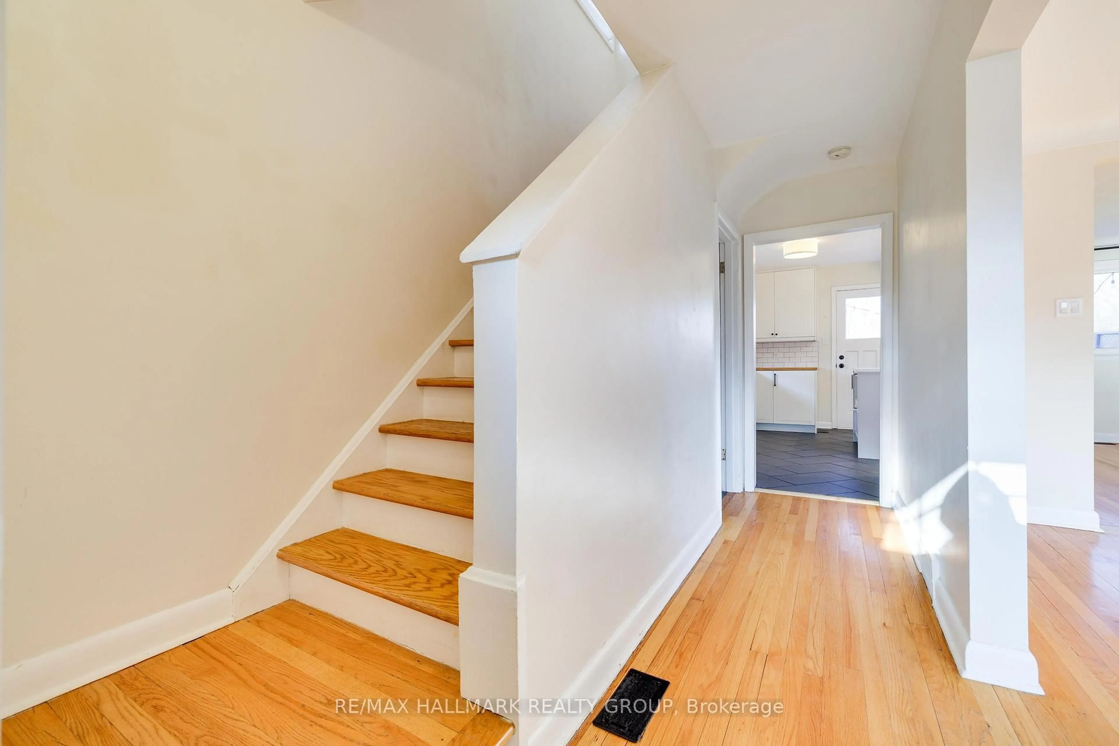 Unknown for 1213 Emperor Ave, Ottawa Ontario K1Z 8C3