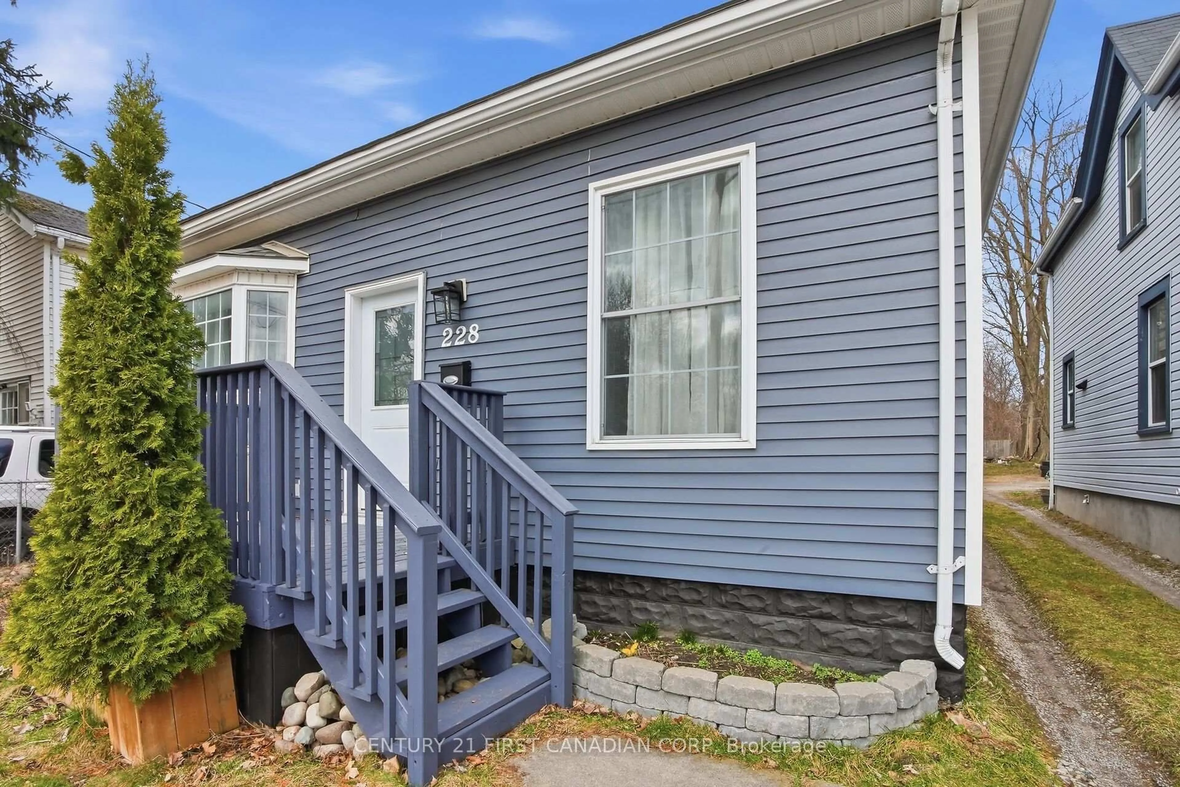 Home with vinyl exterior material, street for 228 South St, London East Ontario N6B 1B4