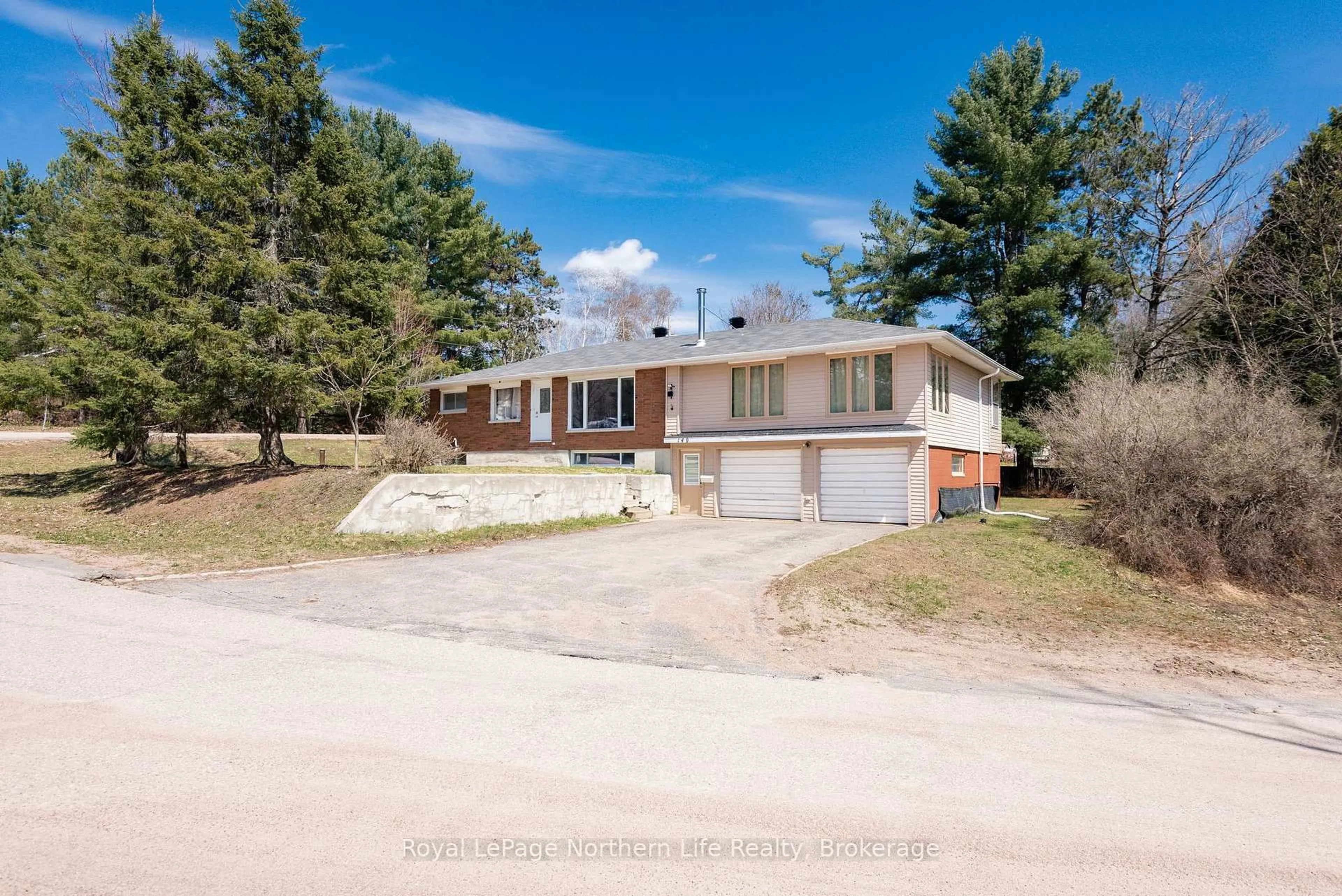 A pic from outside/outdoor area/front of a property/back of a property/a pic from drone, street for 140 Margaret St, North Bay Ontario P1B 8G4