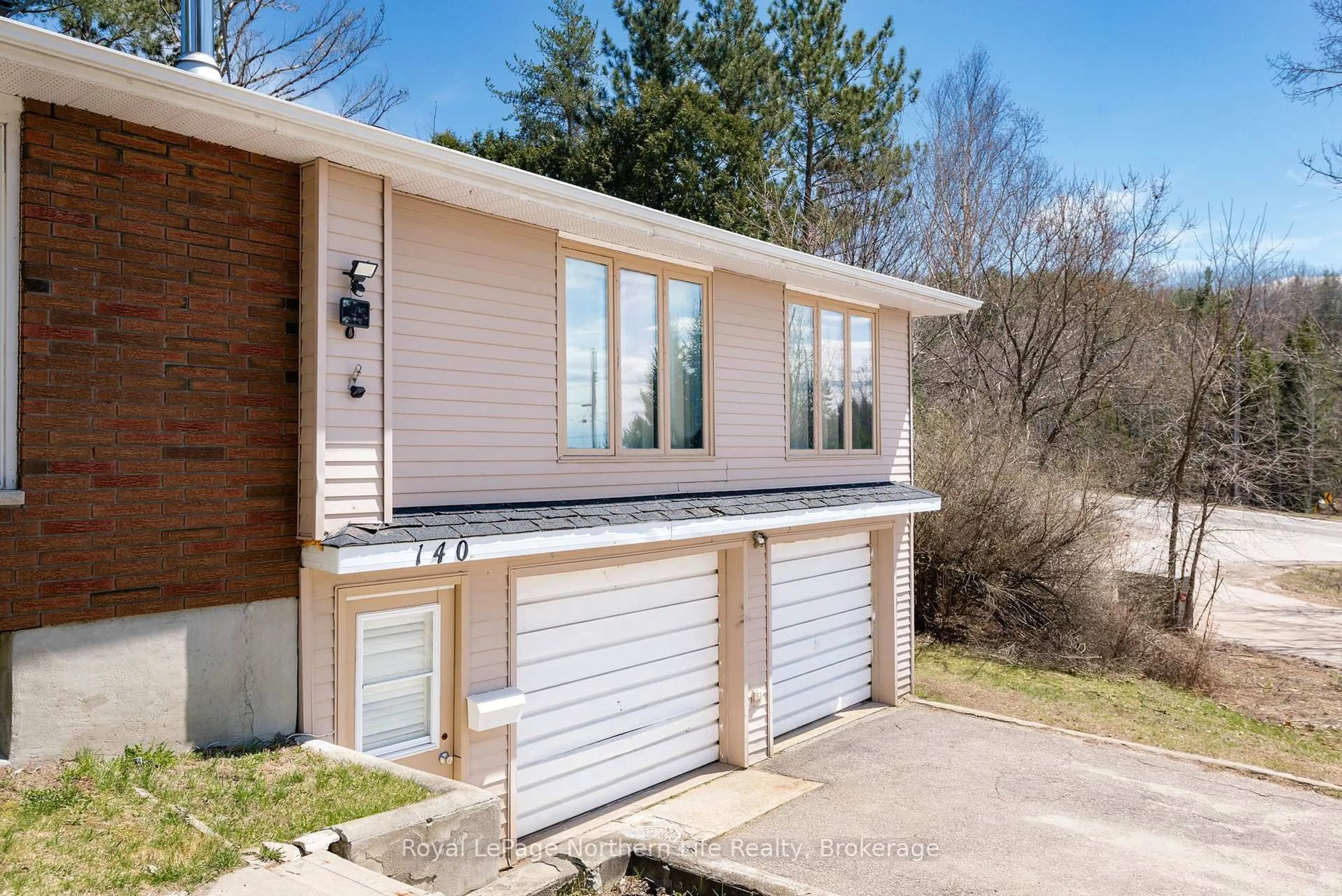 Home with vinyl exterior material, street for 140 Margaret St, North Bay Ontario P1B 8G4
