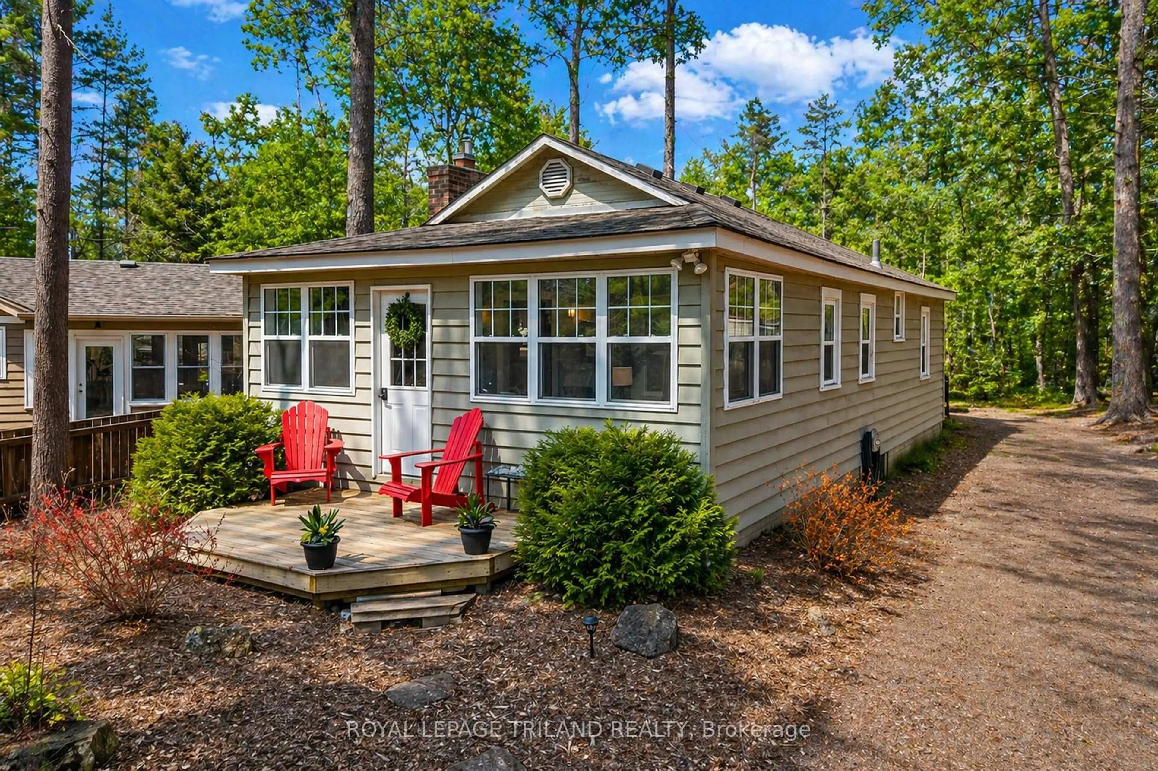 Home with vinyl exterior material, unknown for 10264 Beach O Pines Rd, Lambton Shores Ontario N0M 1T0