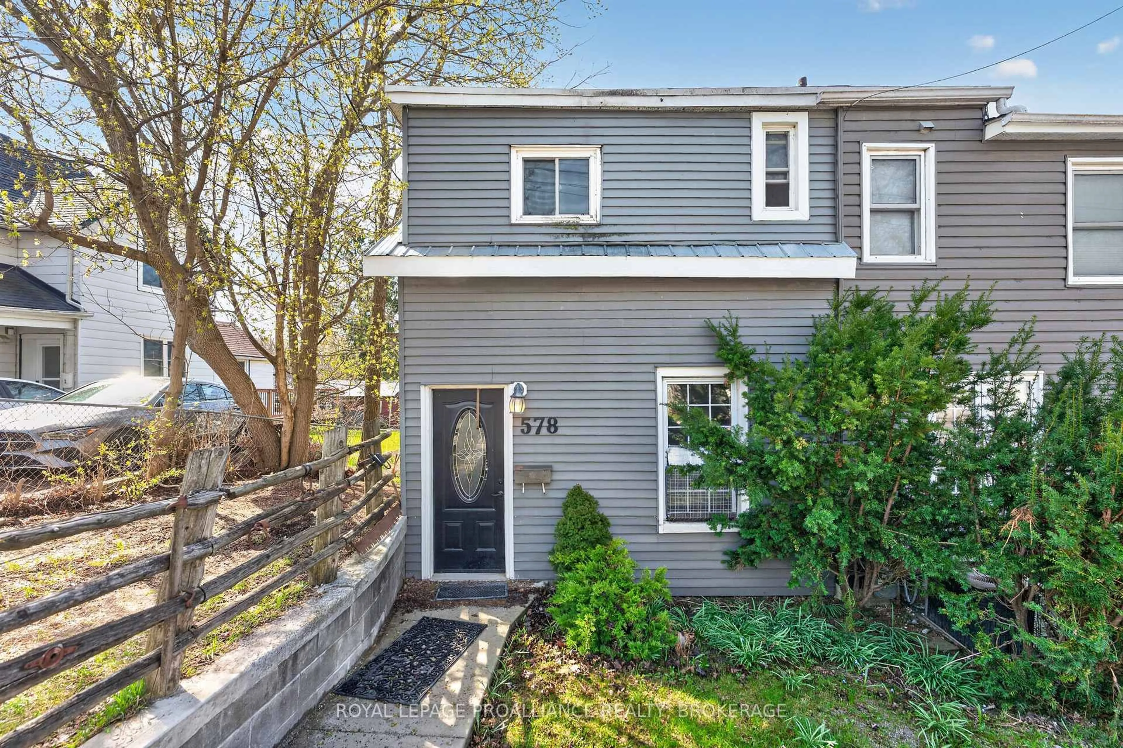 Home with vinyl exterior material, street for 578 Union St, Kingston Ontario K7M 2H4