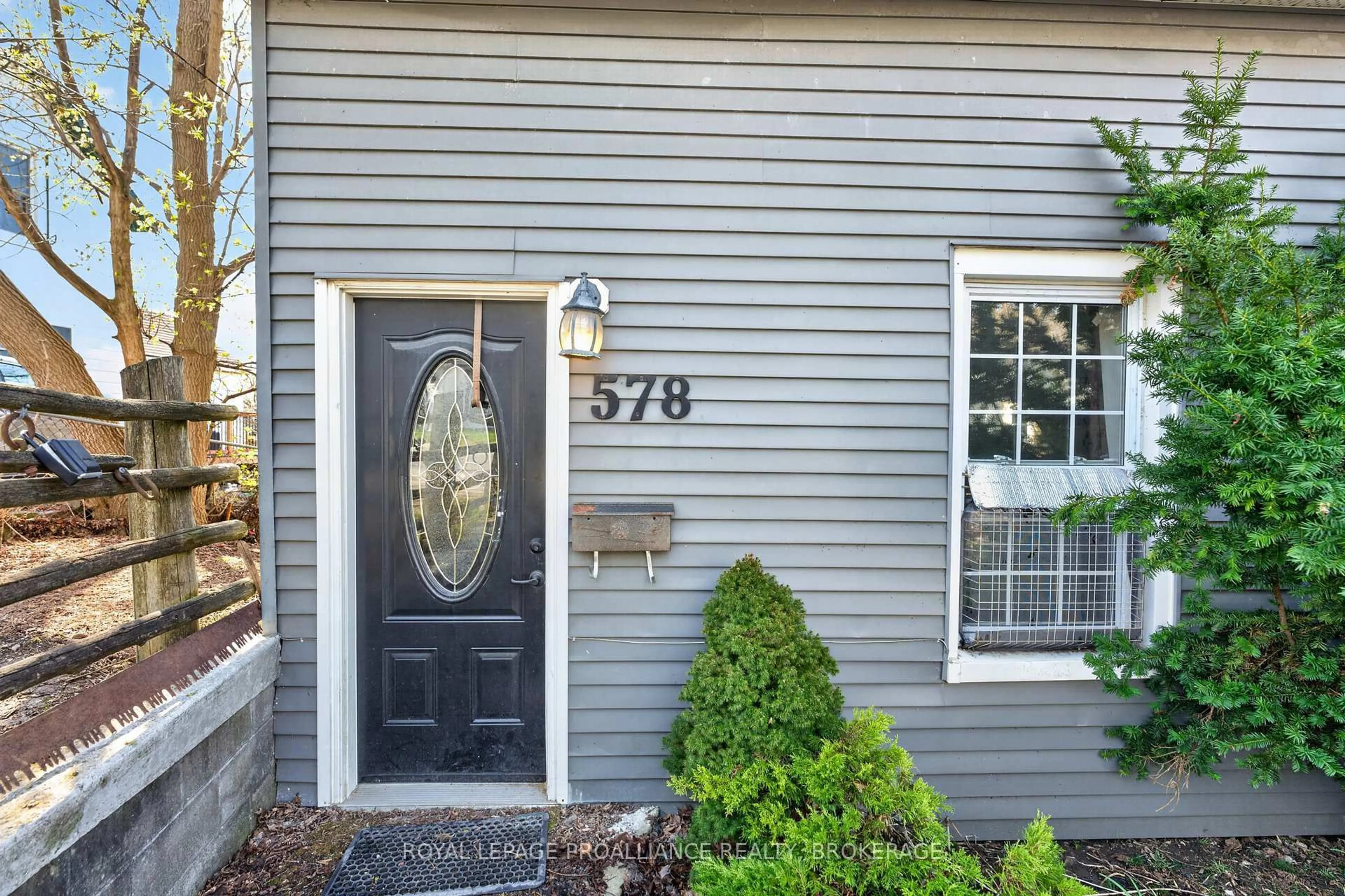 Home with vinyl exterior material, street for 578 Union St, Kingston Ontario K7M 2H4