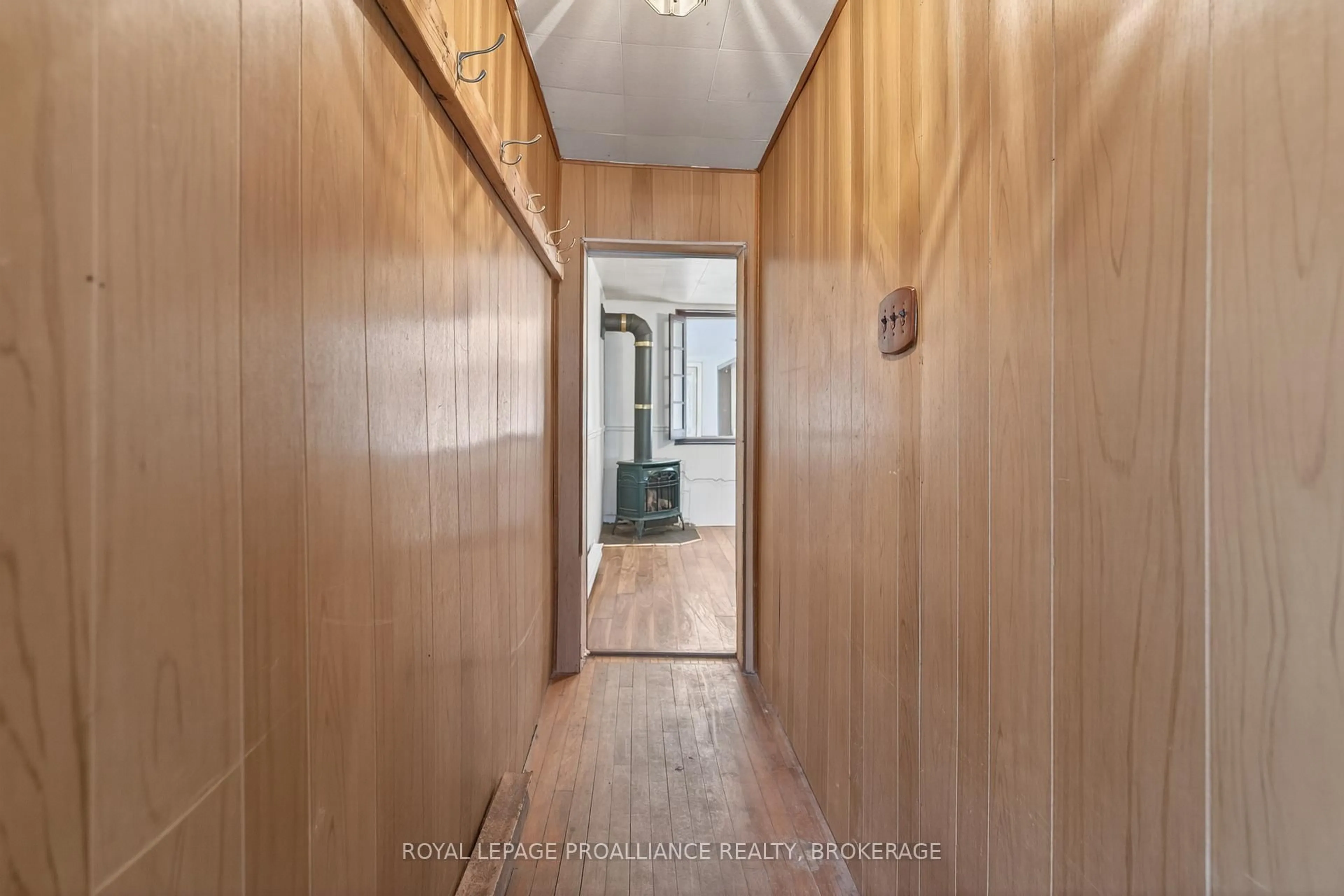 Indoor entryway for 578 Union St, Kingston Ontario K7M 2H4