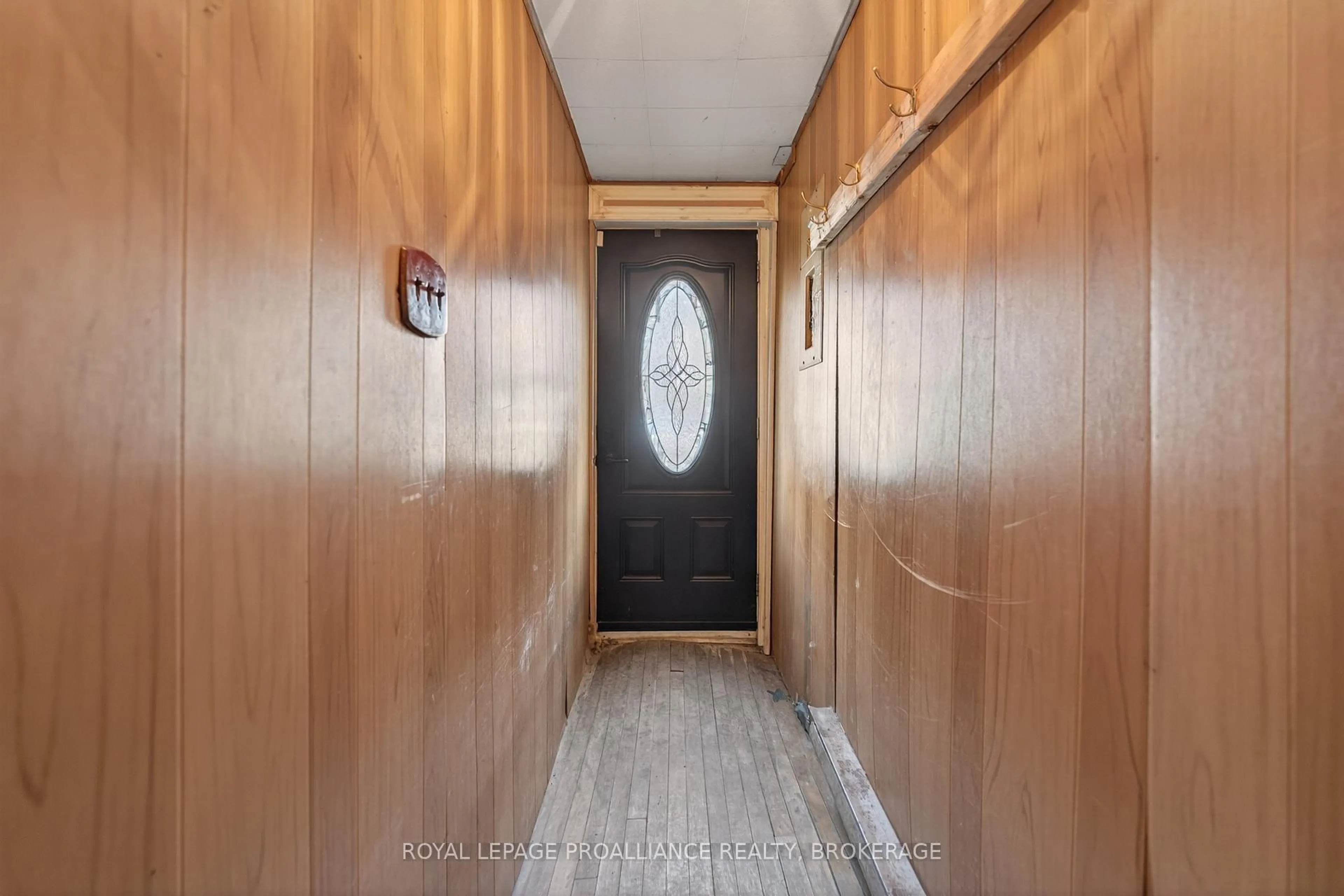 Indoor foyer for 578 Union St, Kingston Ontario K7M 2H4