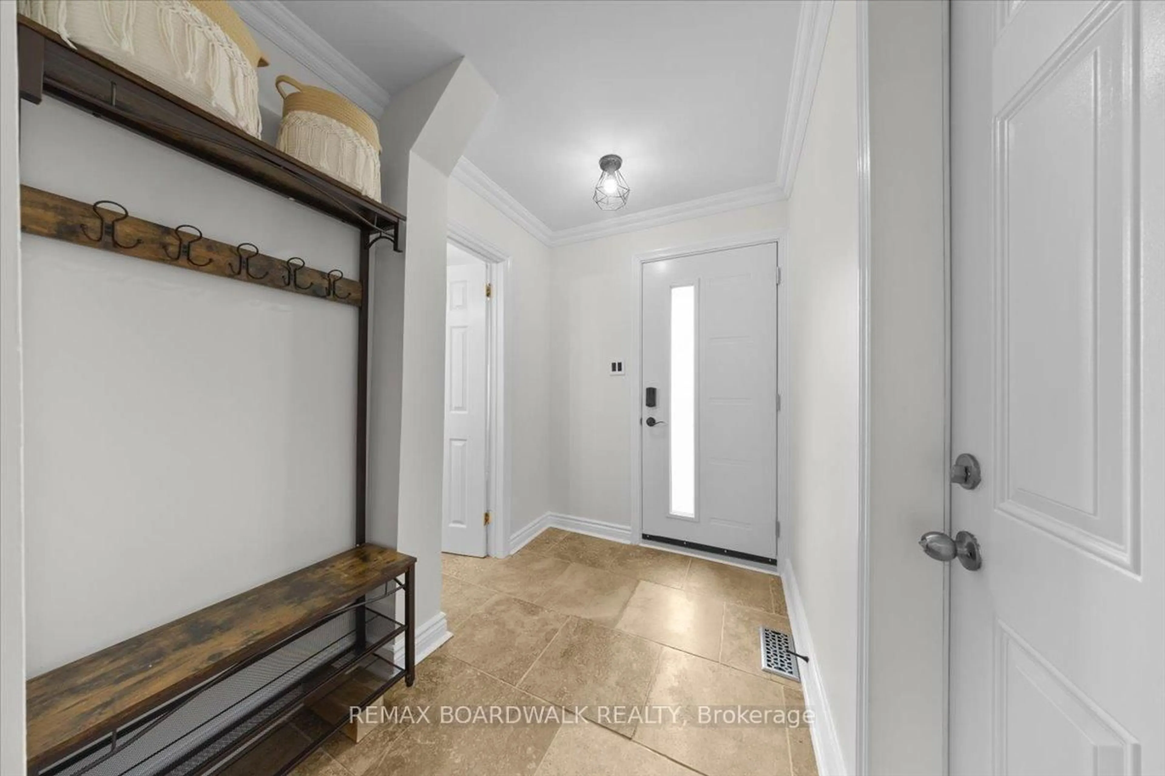 Indoor entryway for 407 Sanderling Crt, Orleans Ontario K1E 2V5