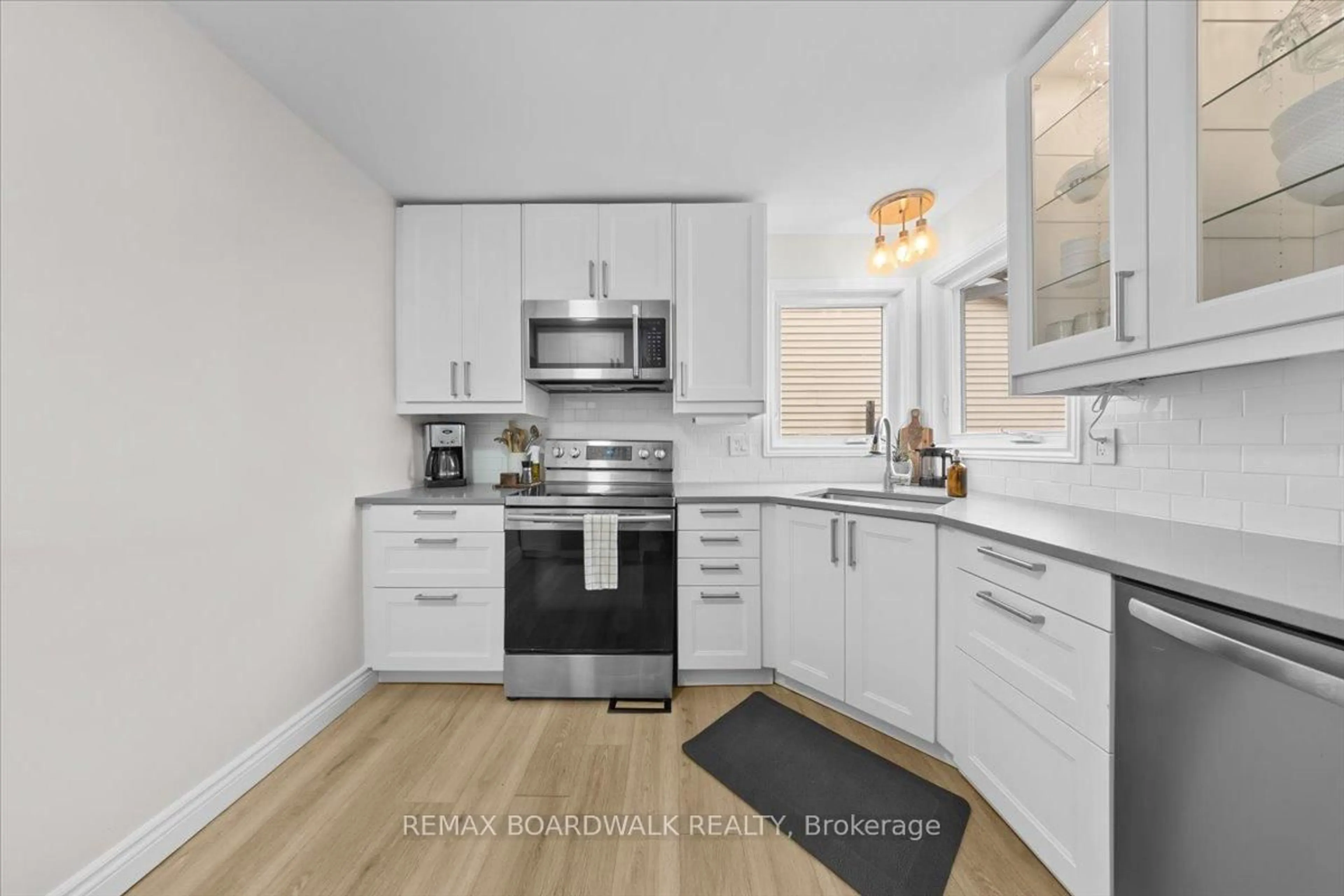 Open concept kitchen, unknown for 407 Sanderling Crt, Orleans Ontario K1E 2V5