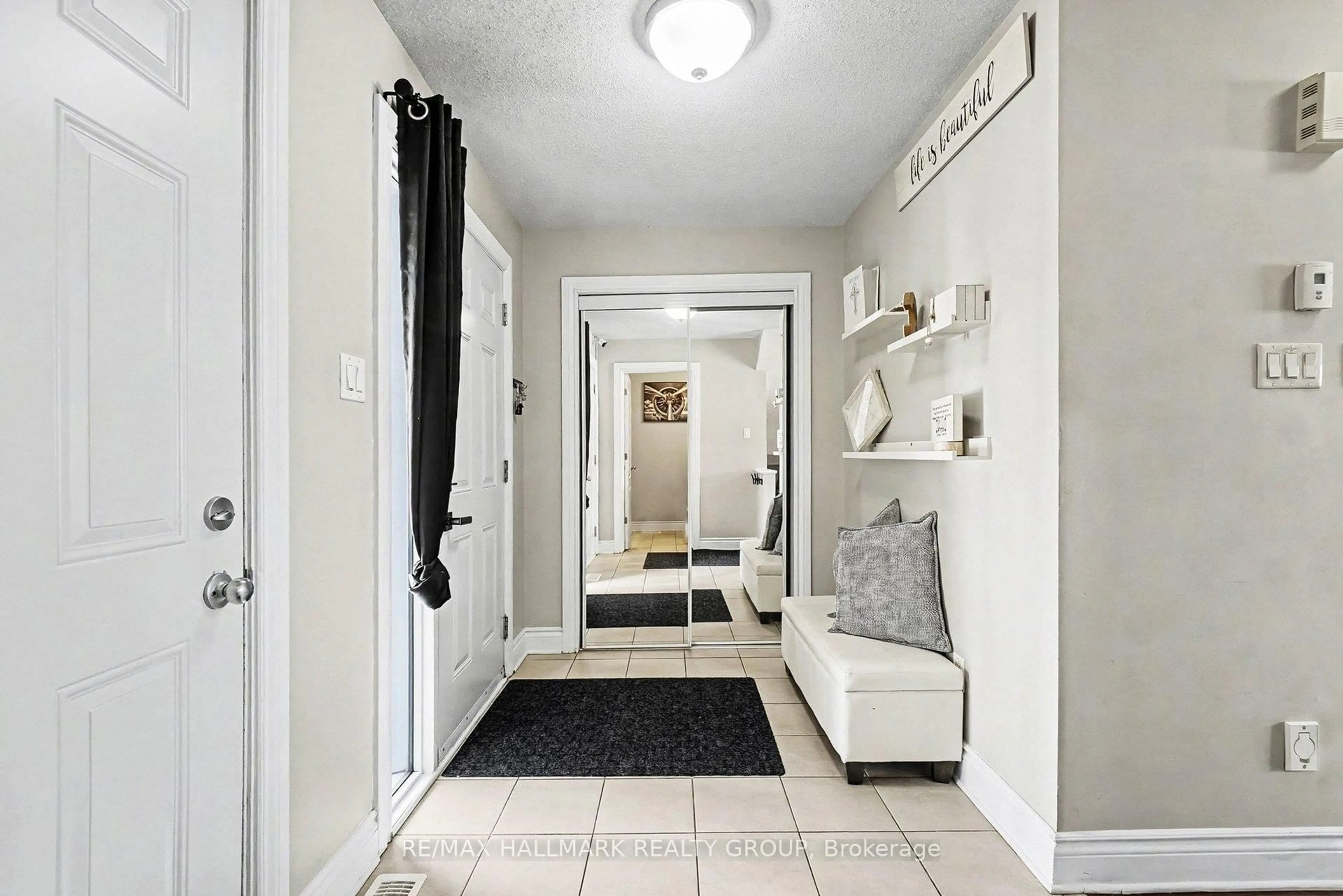 Indoor entryway for 28 Nathalie St, Clarence-Rockland Ontario K4K 1E6