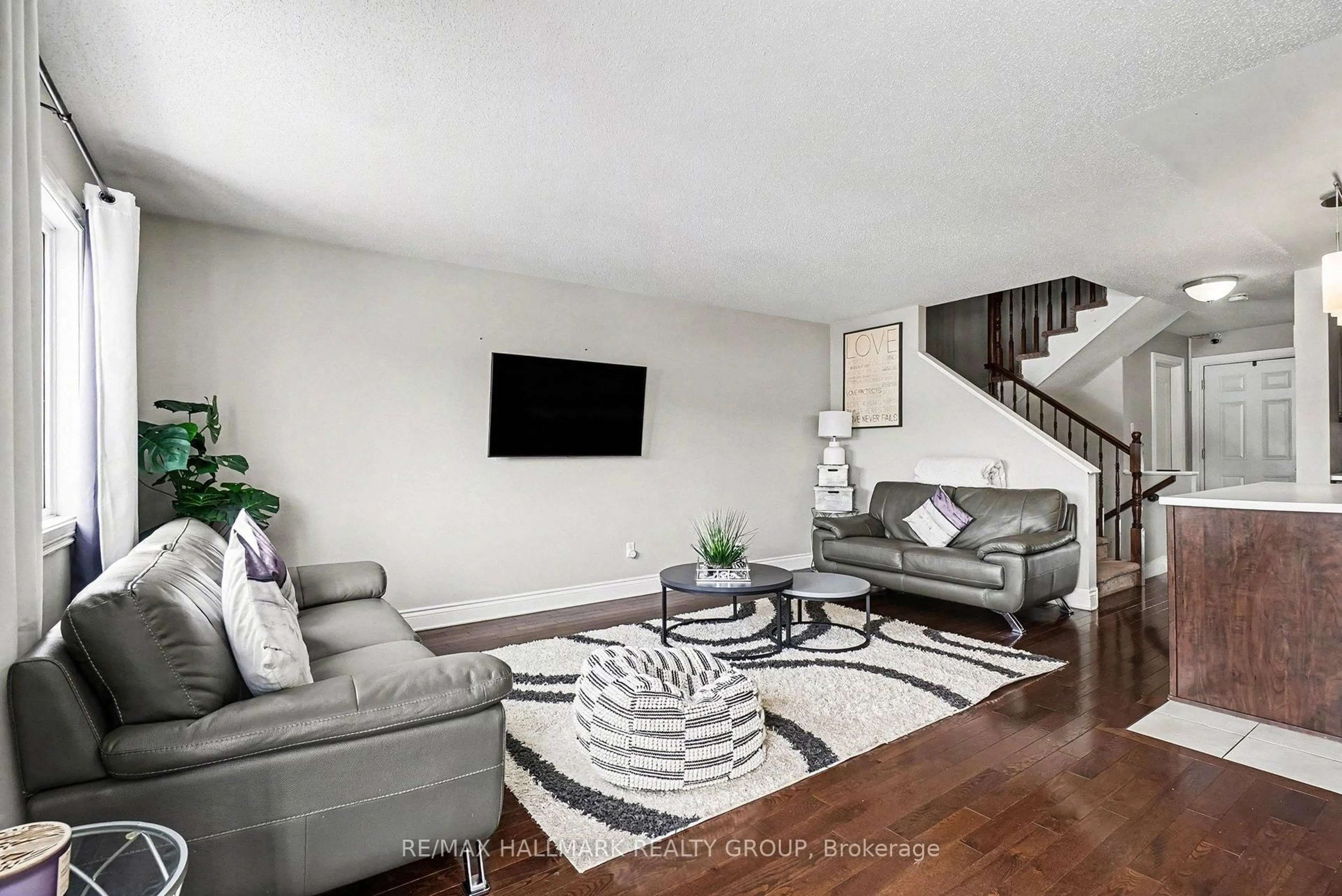 Living room with furniture, unknown for 28 Nathalie St, Clarence-Rockland Ontario K4K 1E6