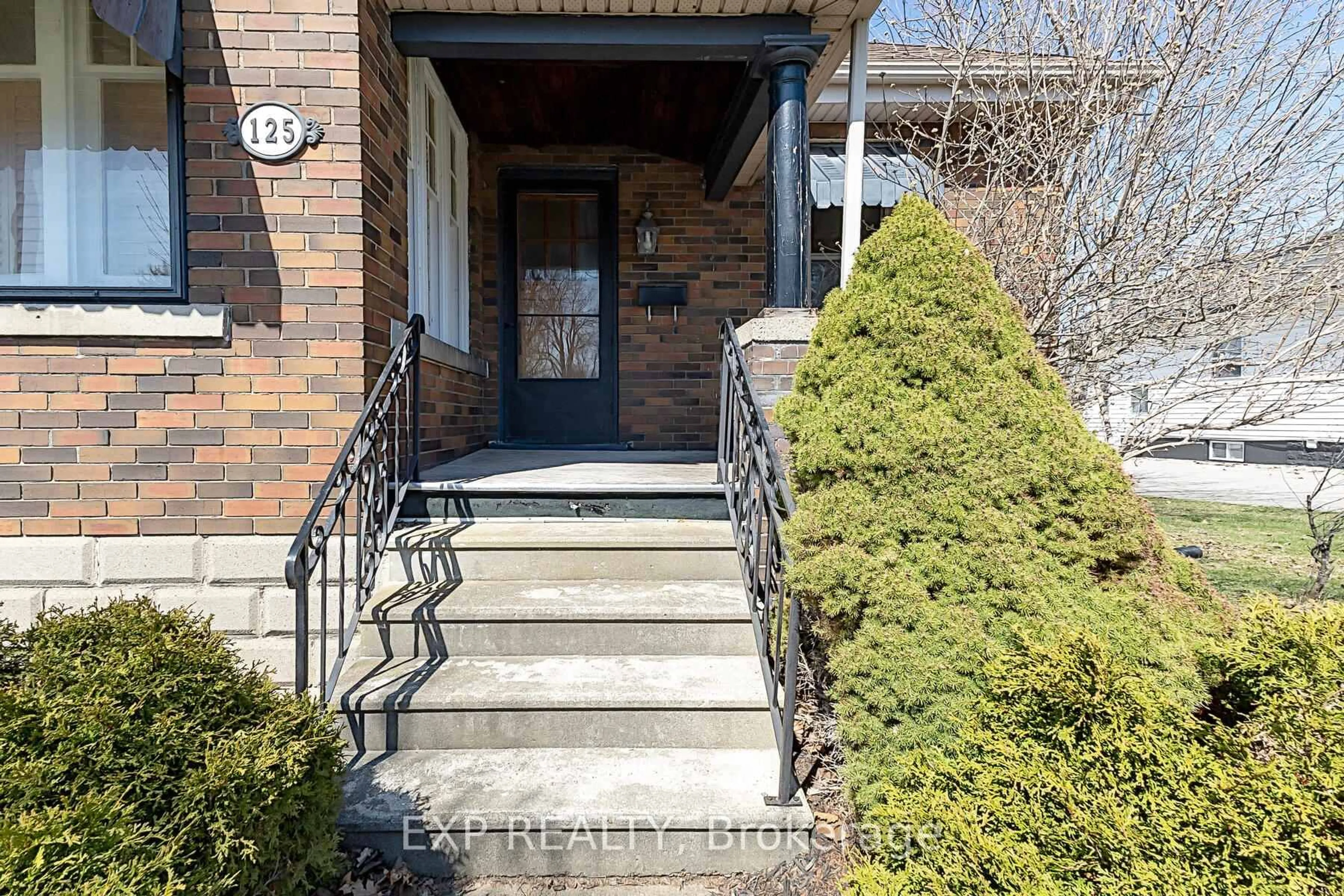 Indoor entryway for 125 Redan St, St. Thomas Ontario N5P 1V6