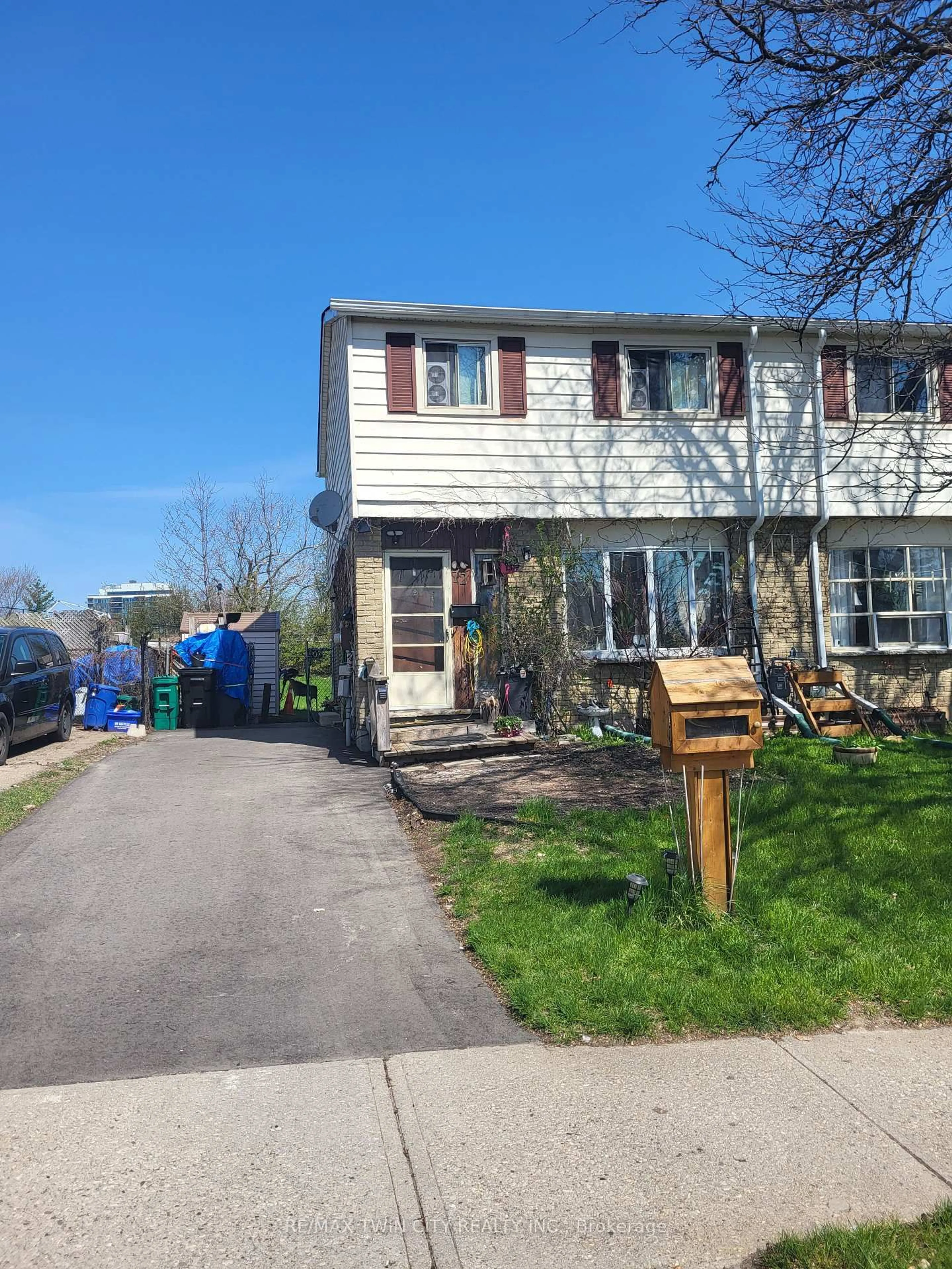 A pic from outside/outdoor area/front of a property/back of a property/a pic from drone, street for 72 Timberlane Cres, Kitchener Ontario N2N 1S9