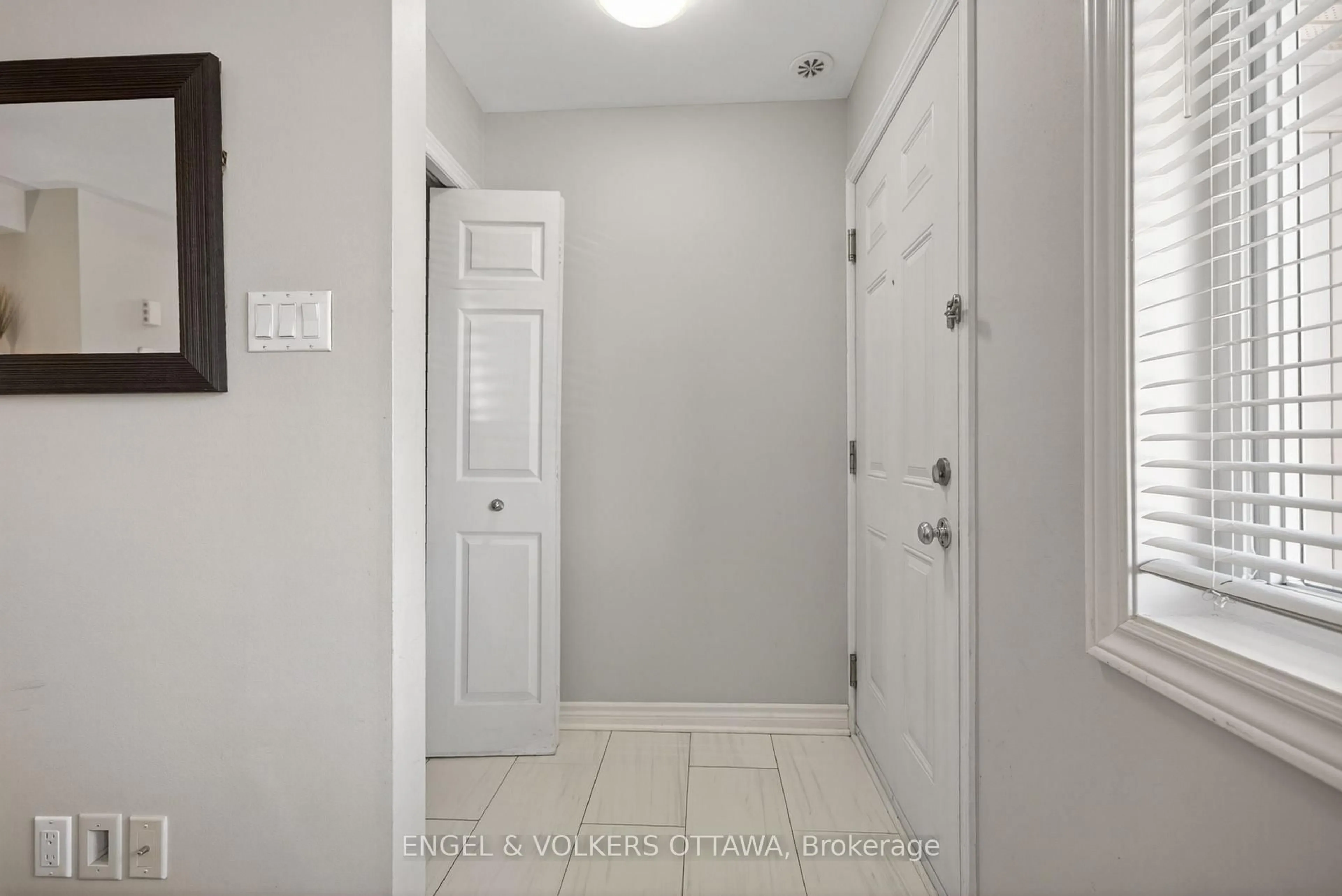 Indoor entryway for 221 Espresso Private #C, Ottawa Ontario K1T 0K5