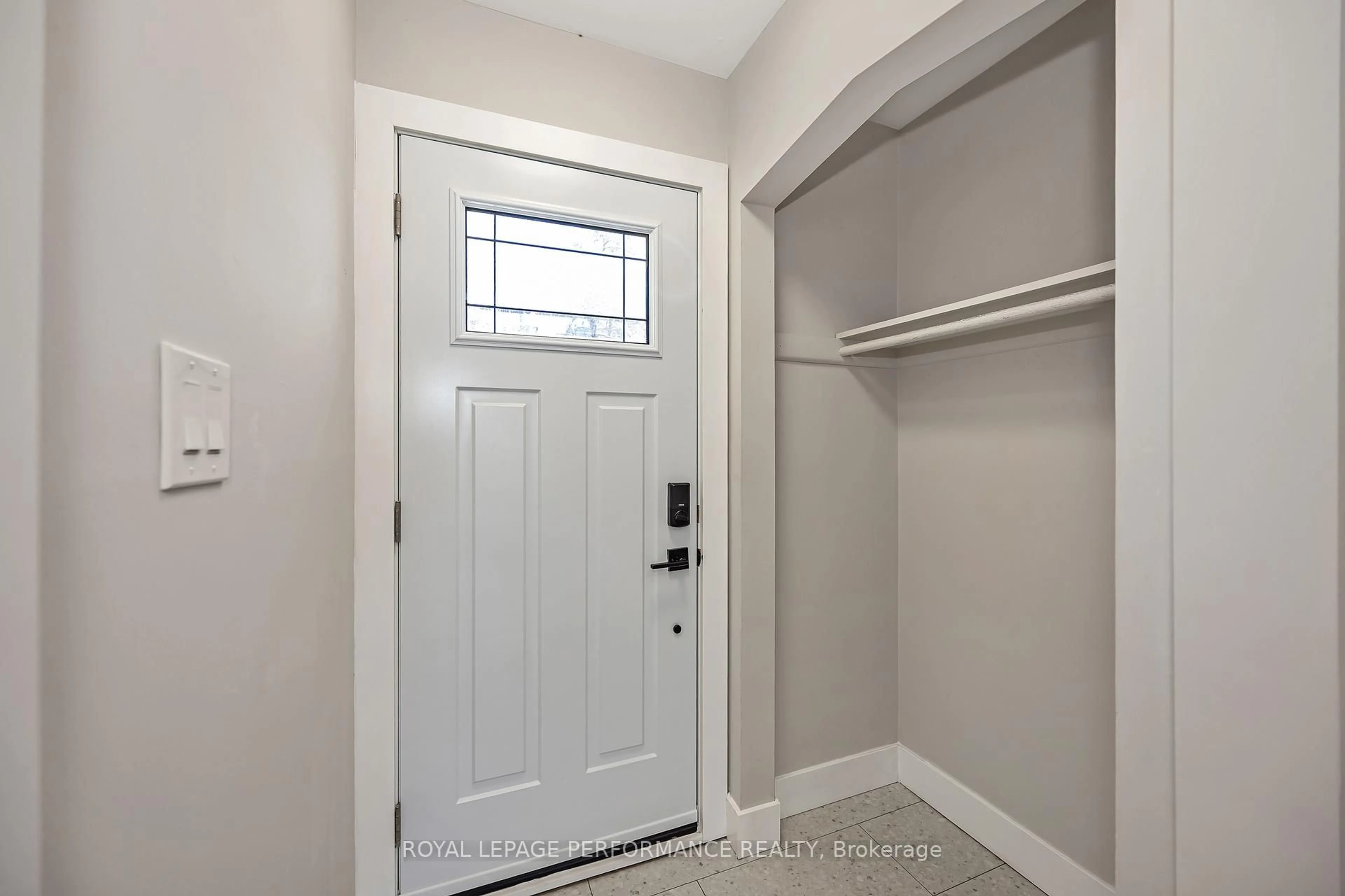 Indoor entryway for 1960 Othello Ave, Ottawa Ontario K1G 2A4