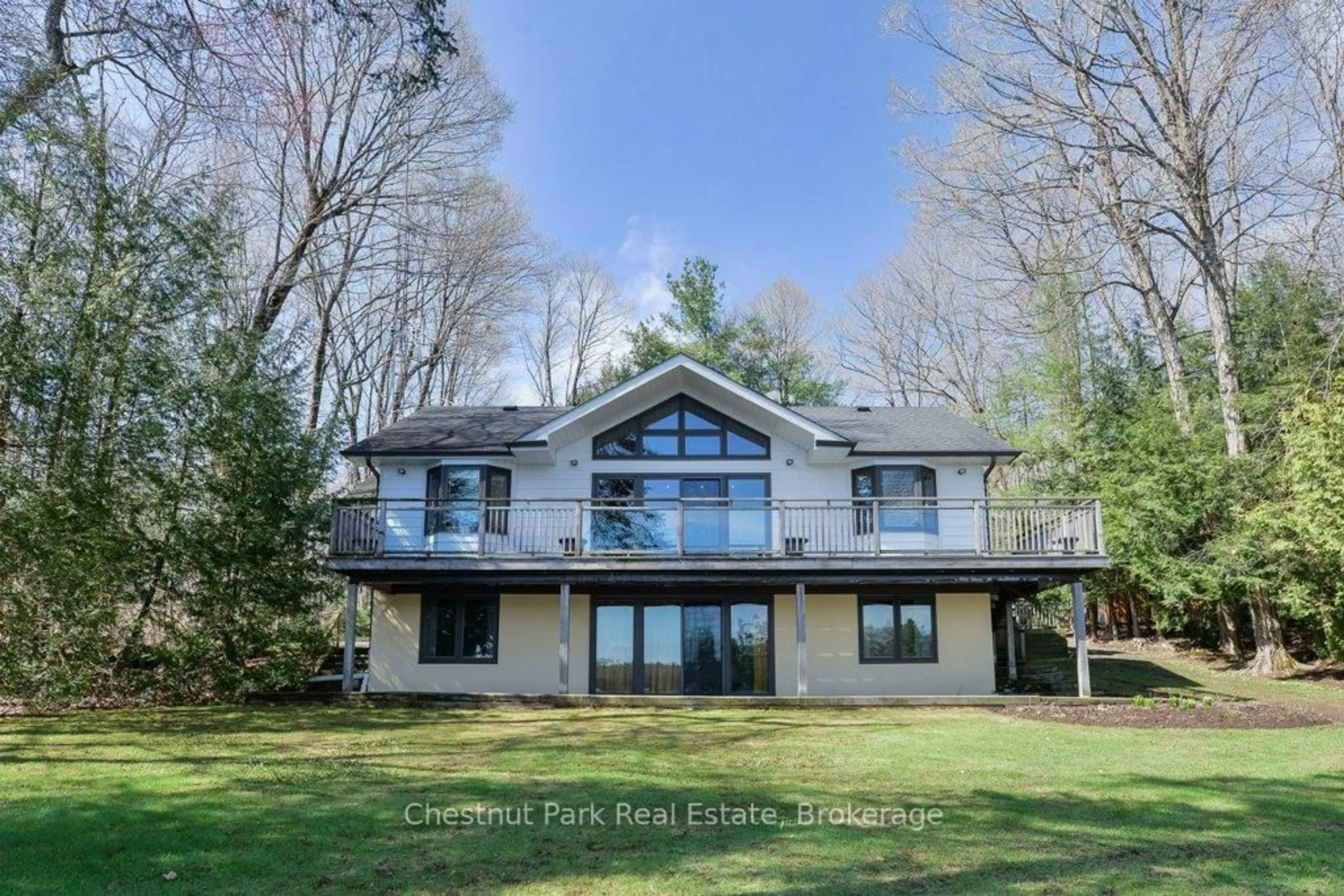 Home with vinyl exterior material, water/lake/river/ocean view for 1124 Sunset Bay Rd, Muskoka Lakes Ontario P0B 1J0