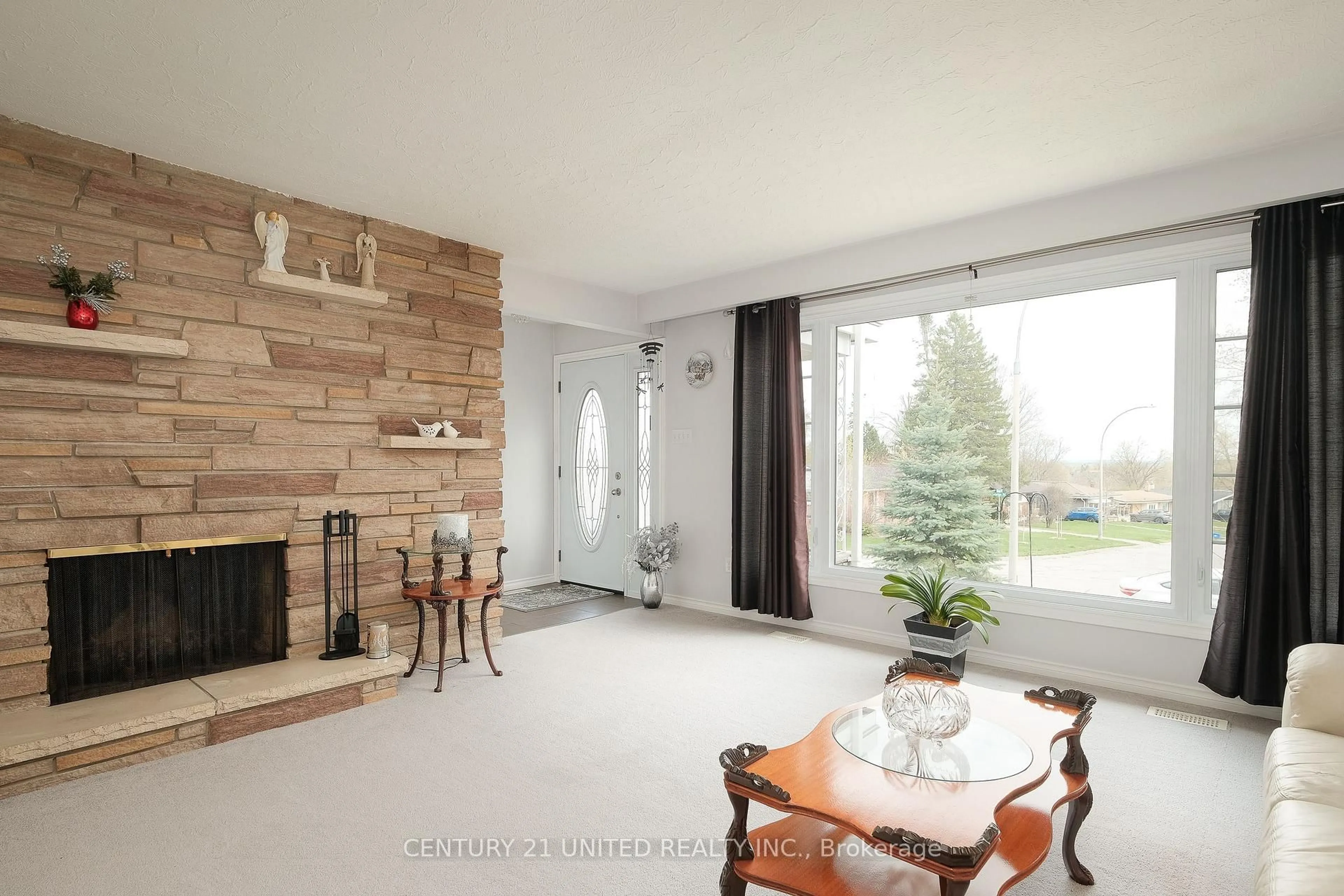 Living room with furniture, unknown for 1366 Leighton Rd, Peterborough Ontario K9H 6W6