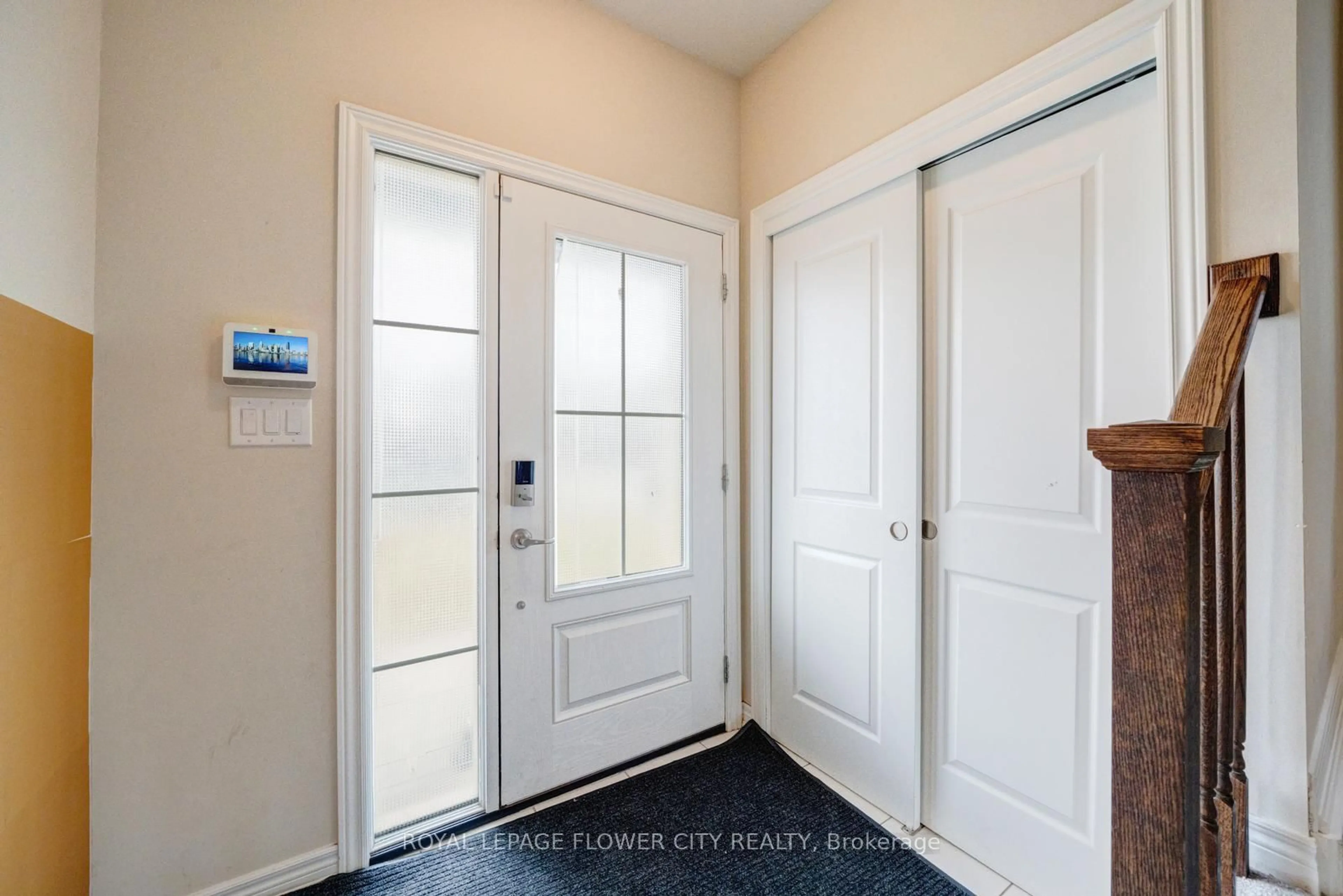 Indoor entryway for 24 Sycamore St, Welland Ontario L3C 0H8