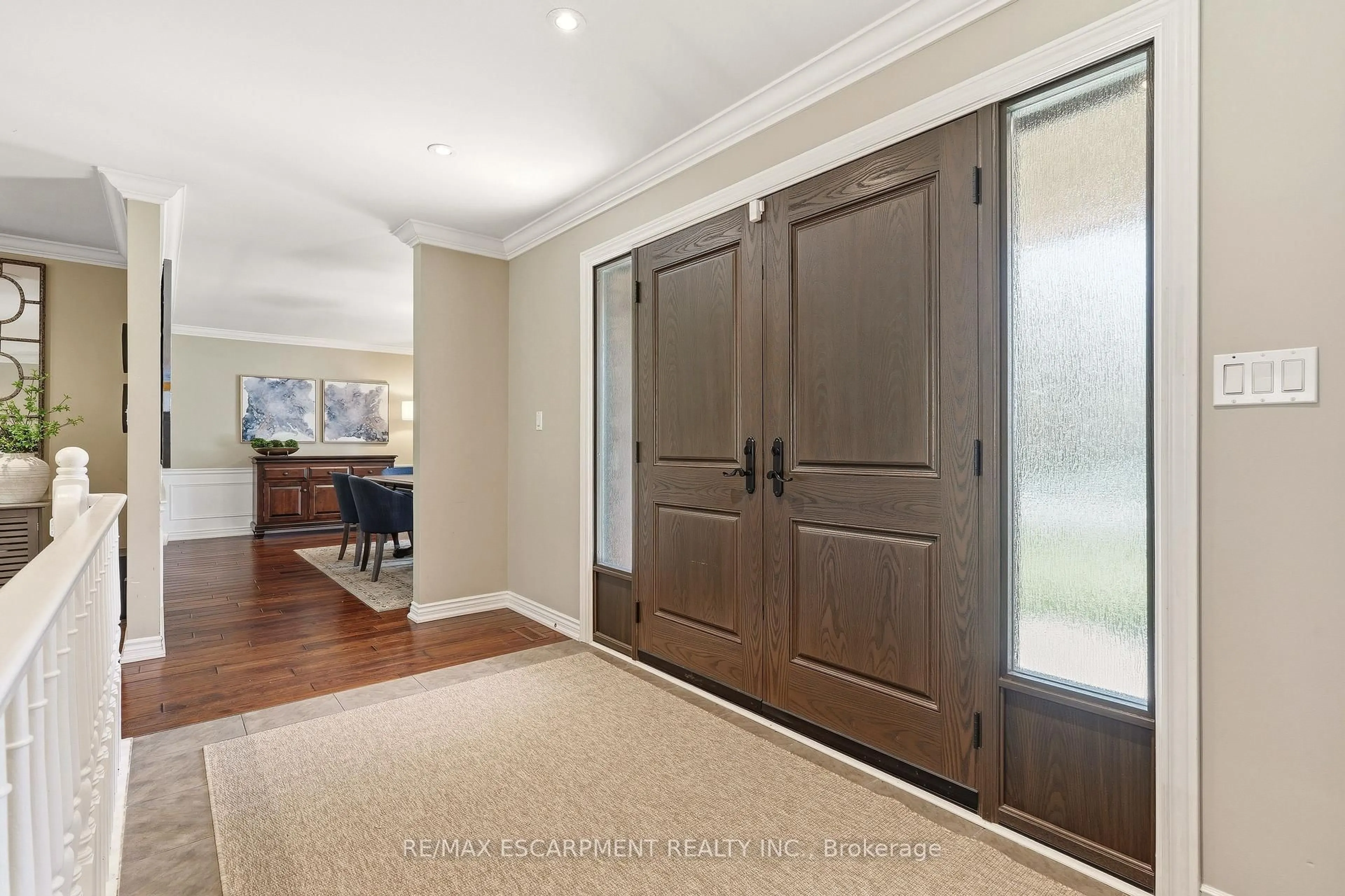 Indoor entryway for 54 Acredale Dr, Hamilton Ontario L0R 1H0
