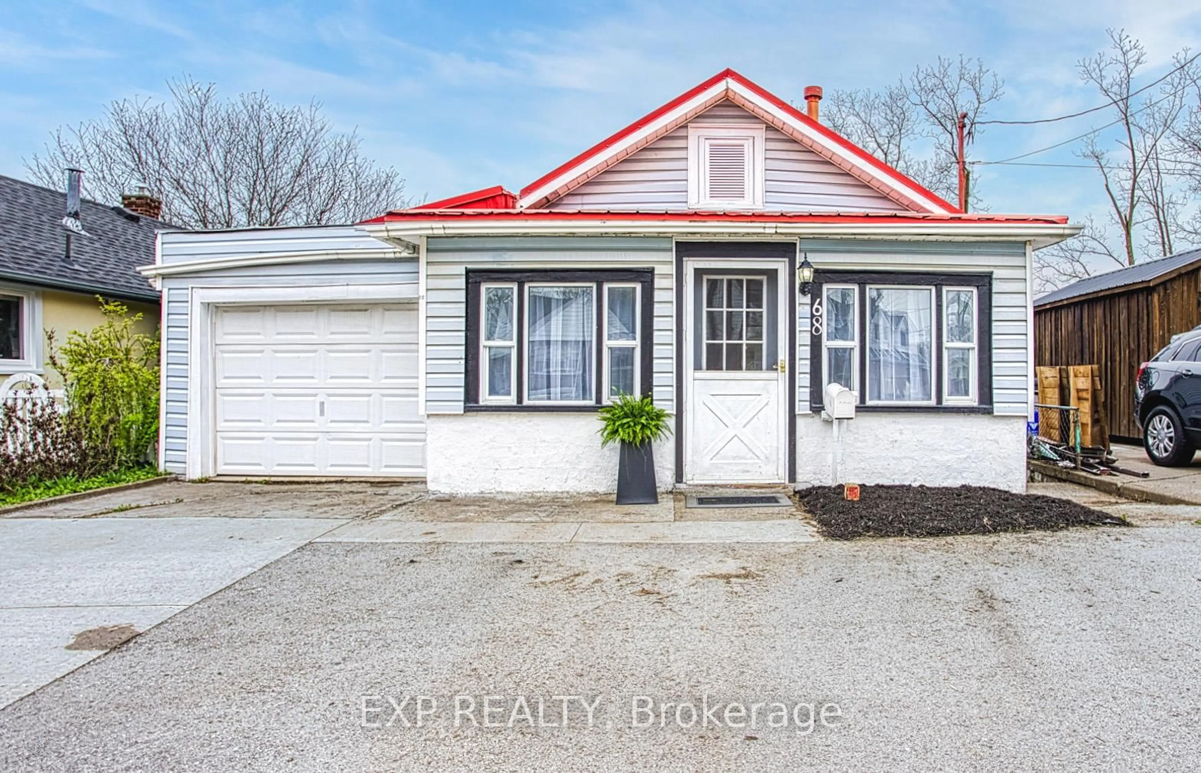 A pic from outside/outdoor area/front of a property/back of a property/a pic from drone, street for 68 Riverside Dr, Welland Ontario L3C 5E2
