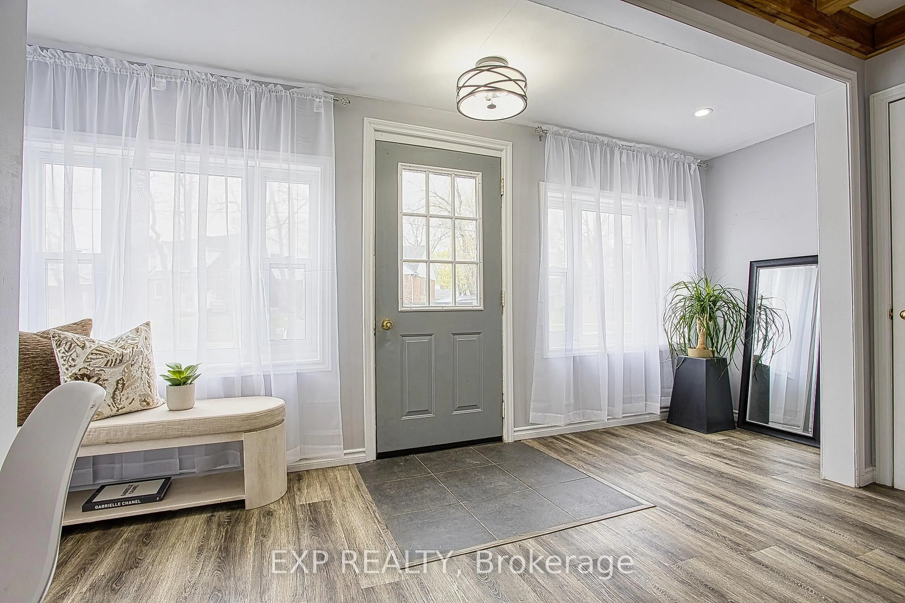 Indoor entryway for 68 Riverside Dr, Welland Ontario L3C 5E2