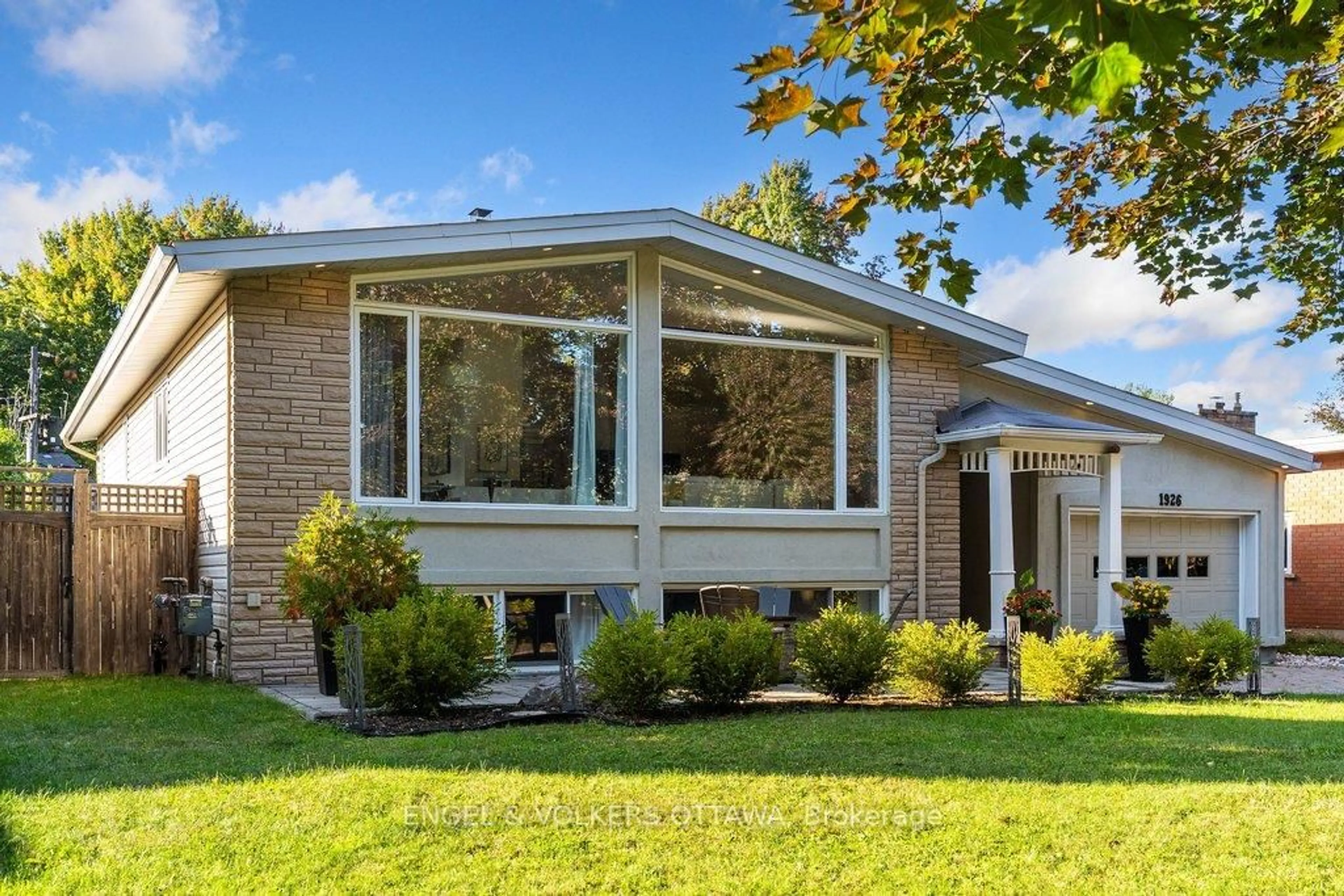 Home with vinyl exterior material, unknown for 1926 Rideau Garden Dr, Ottawa Ontario K1S 1G6