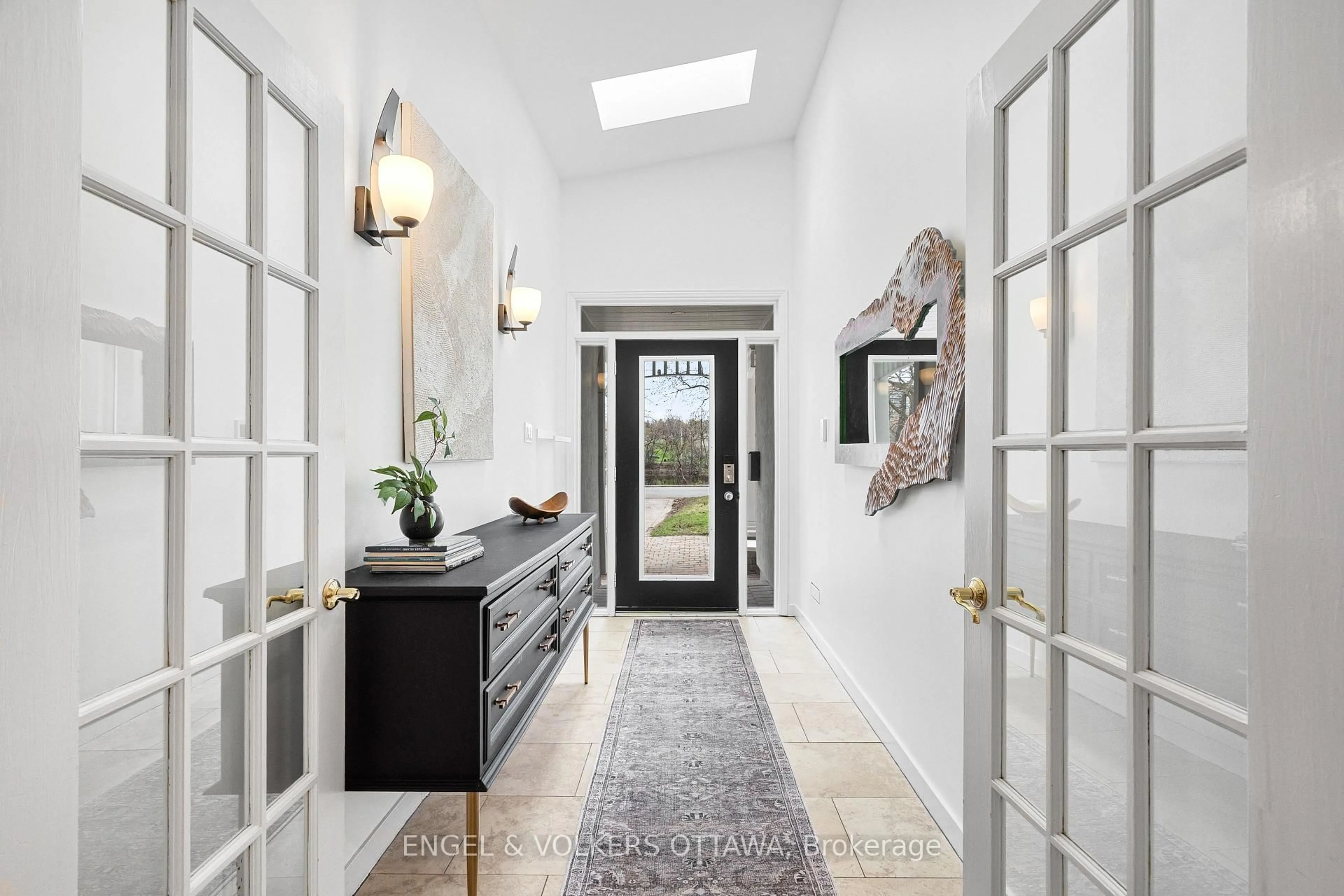 Indoor entryway for 1926 Rideau Garden Dr, Ottawa Ontario K1S 1G6