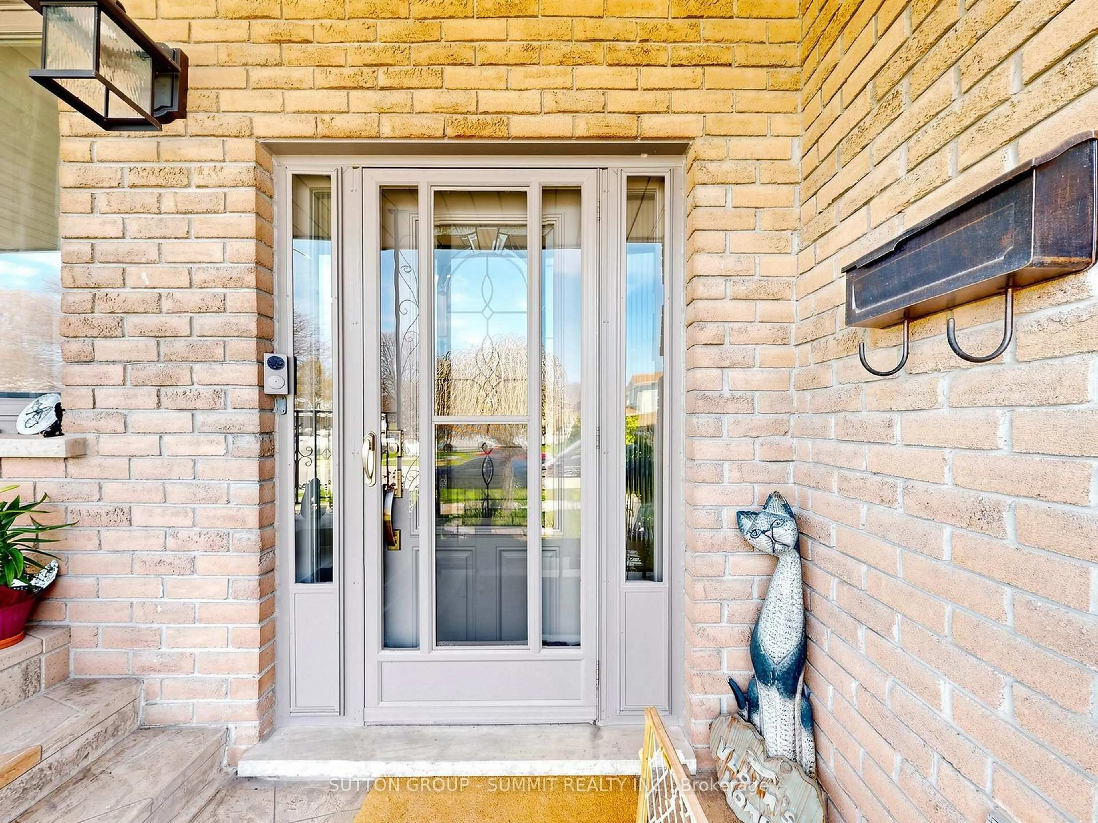 Indoor entryway for 32 HARBRITE Dr, Hamilton Ontario L8G 4G5