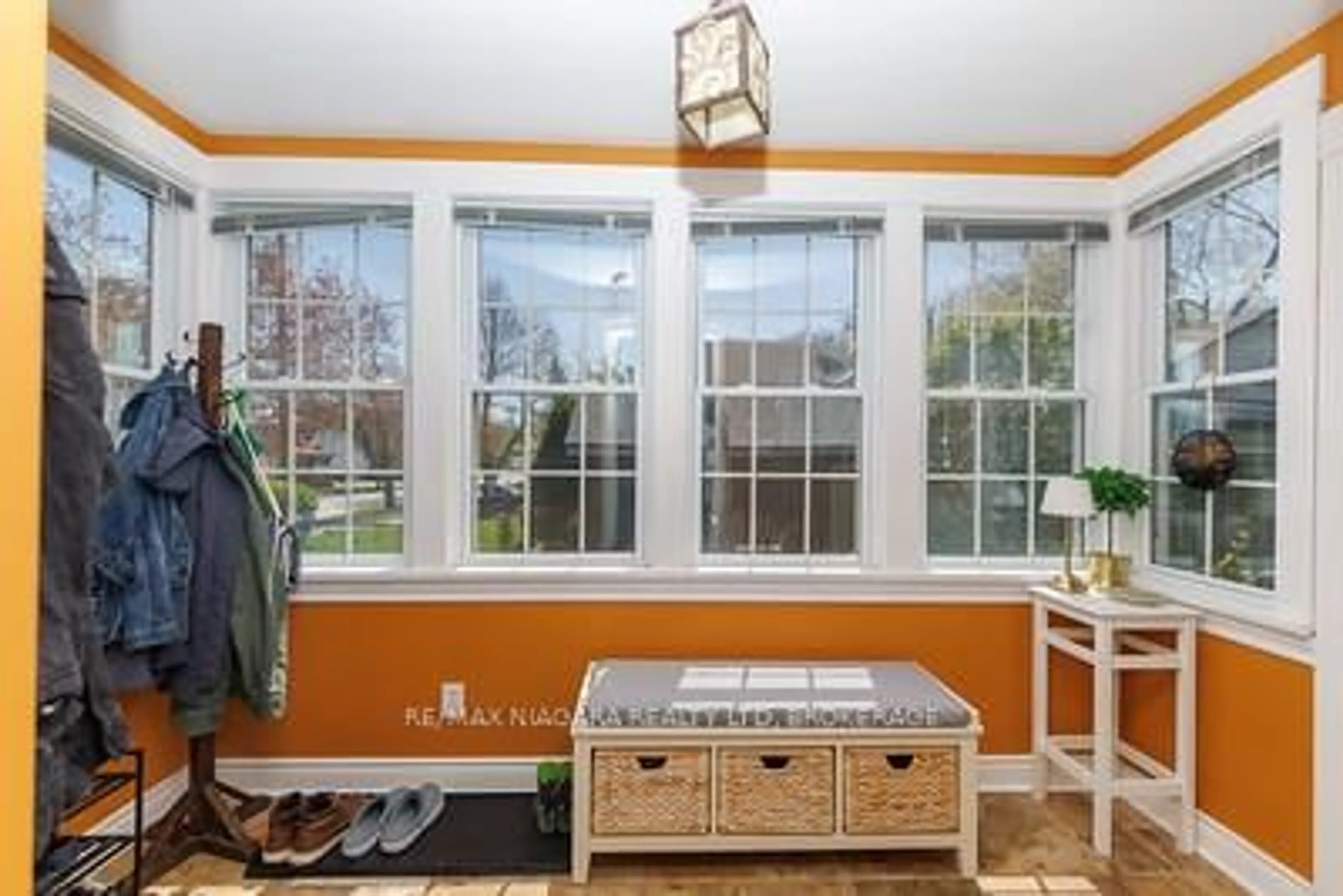 Indoor entryway for 18 Maplecrest Ave, St. Catharines Ontario L2T 1A8