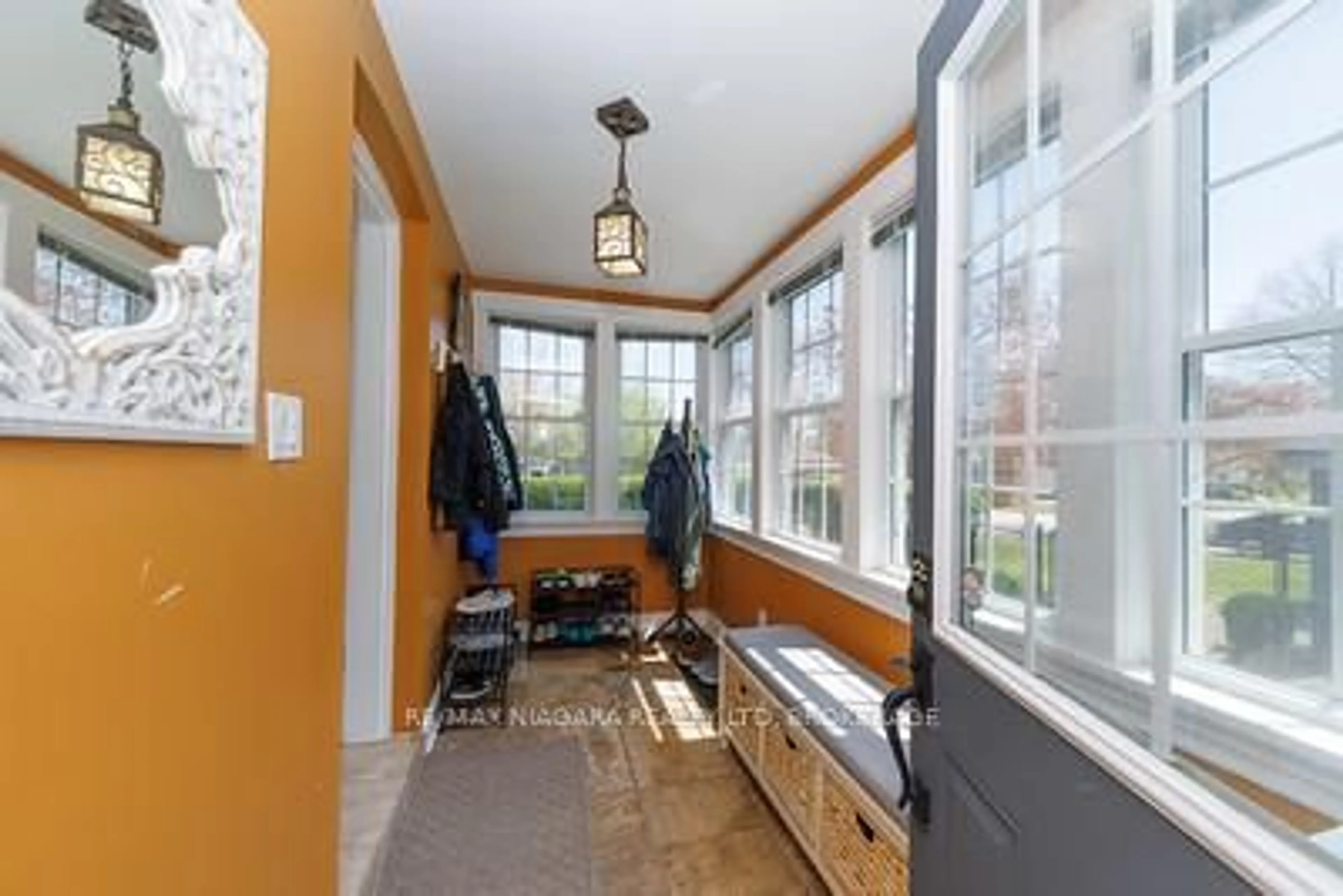 Indoor entryway for 18 Maplecrest Ave, St. Catharines Ontario L2T 1A8