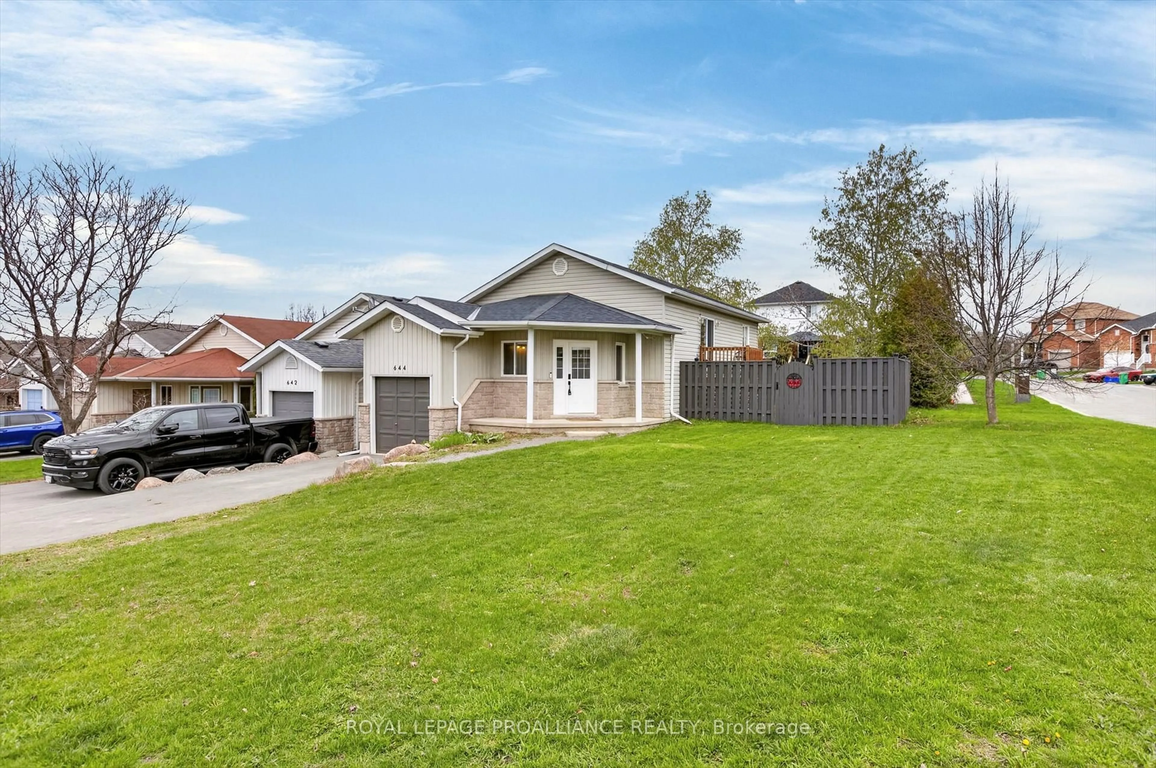 A pic from outside/outdoor area/front of a property/back of a property/a pic from drone, street for 644 Trailview Dr, Peterborough Ontario K9J 8P3