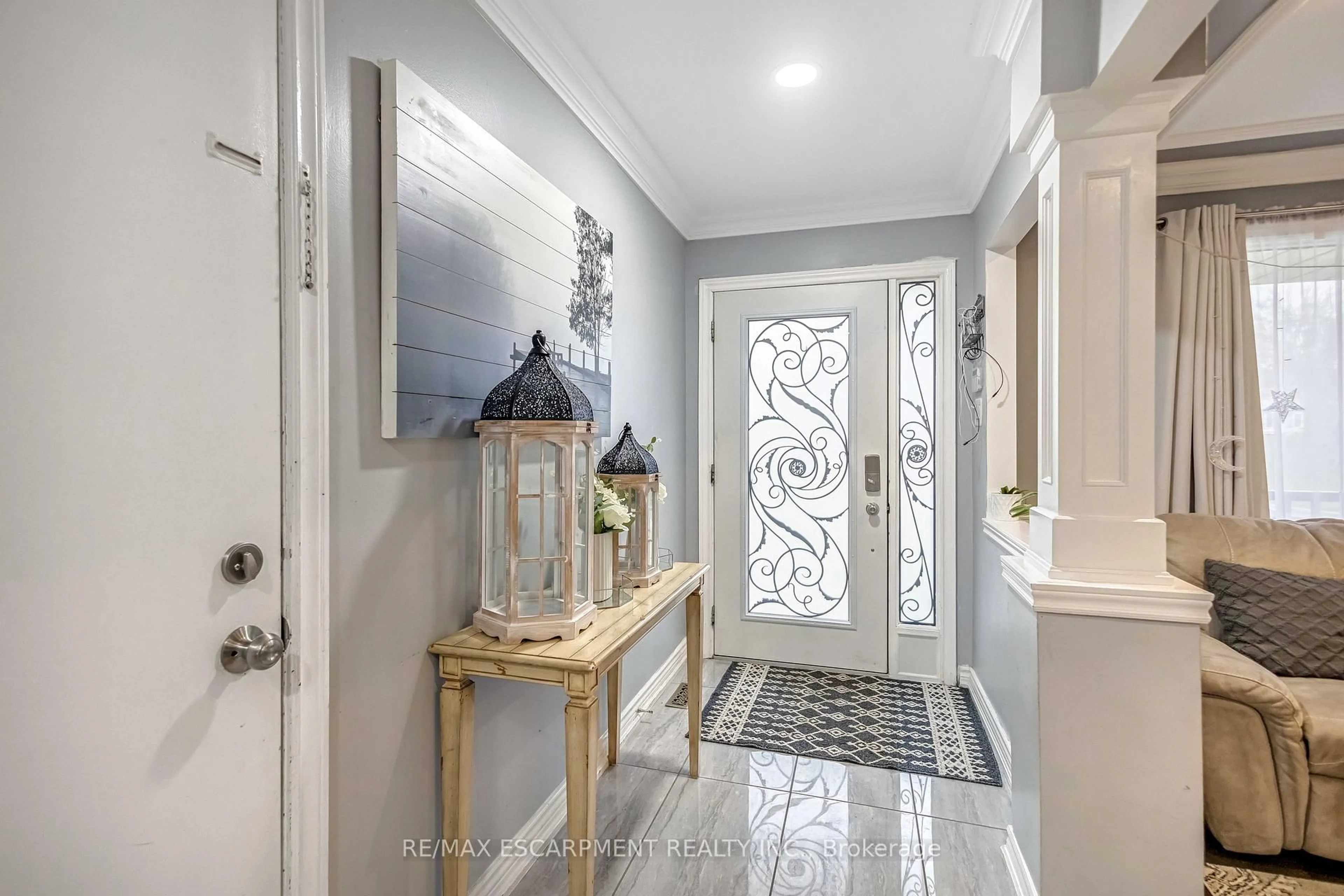 Indoor entryway for 70 Ossington Dr, Hamilton Ontario L8W 3S4