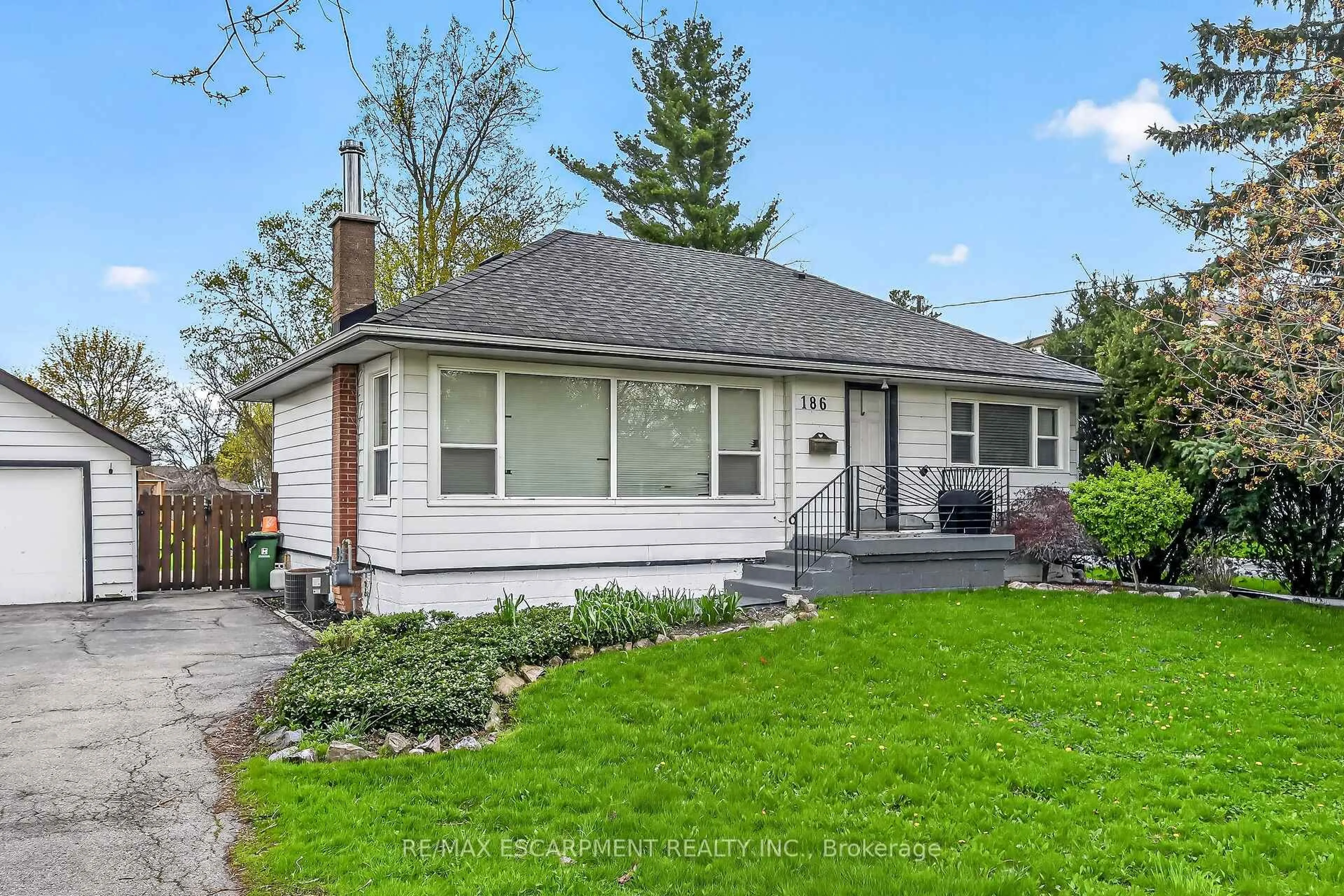 Home with vinyl exterior material, street for 186 Seneca Ave, Hamilton Ontario L9B 1M2