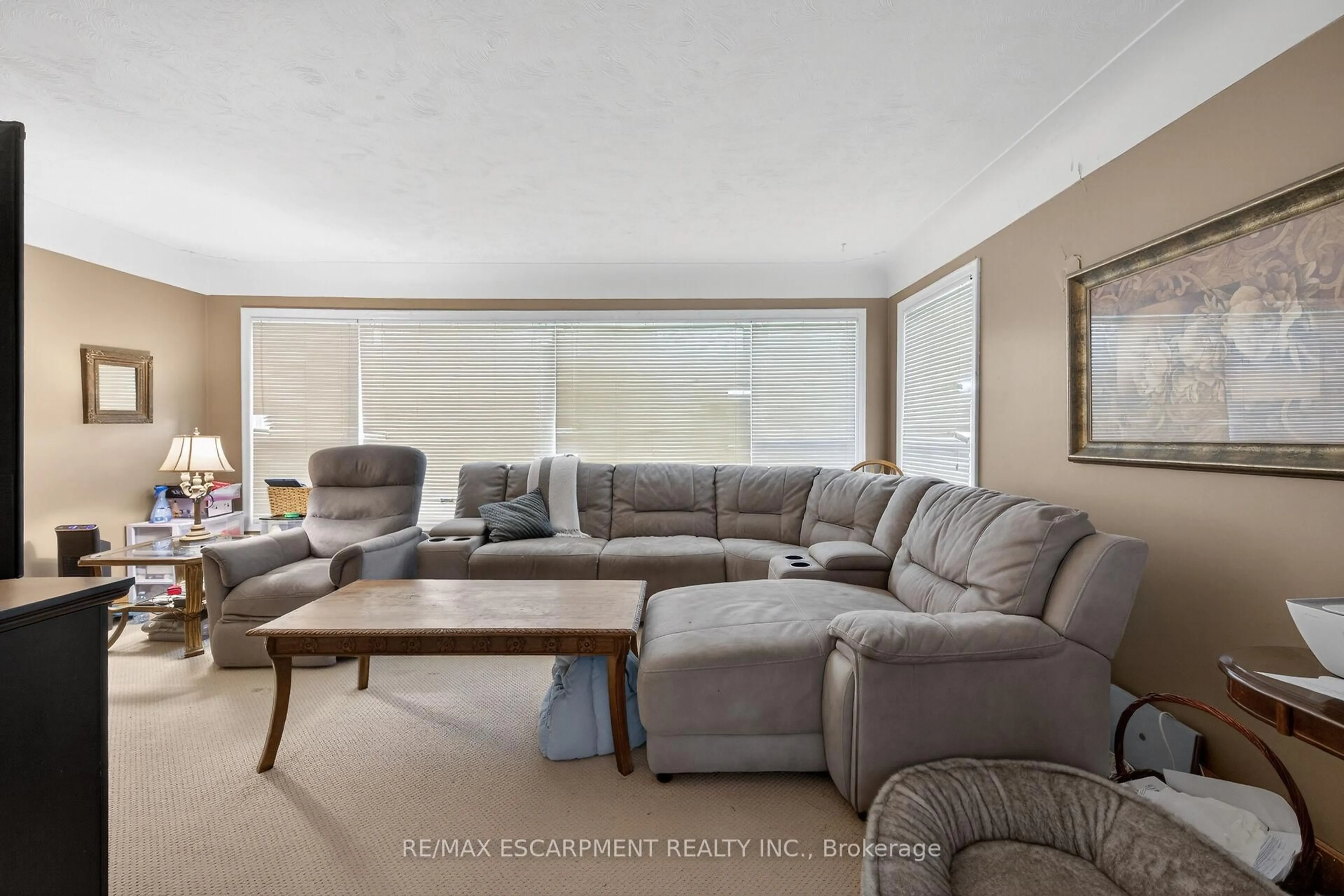 Living room with furniture, unknown for 186 Seneca Ave, Hamilton Ontario L9B 1M2