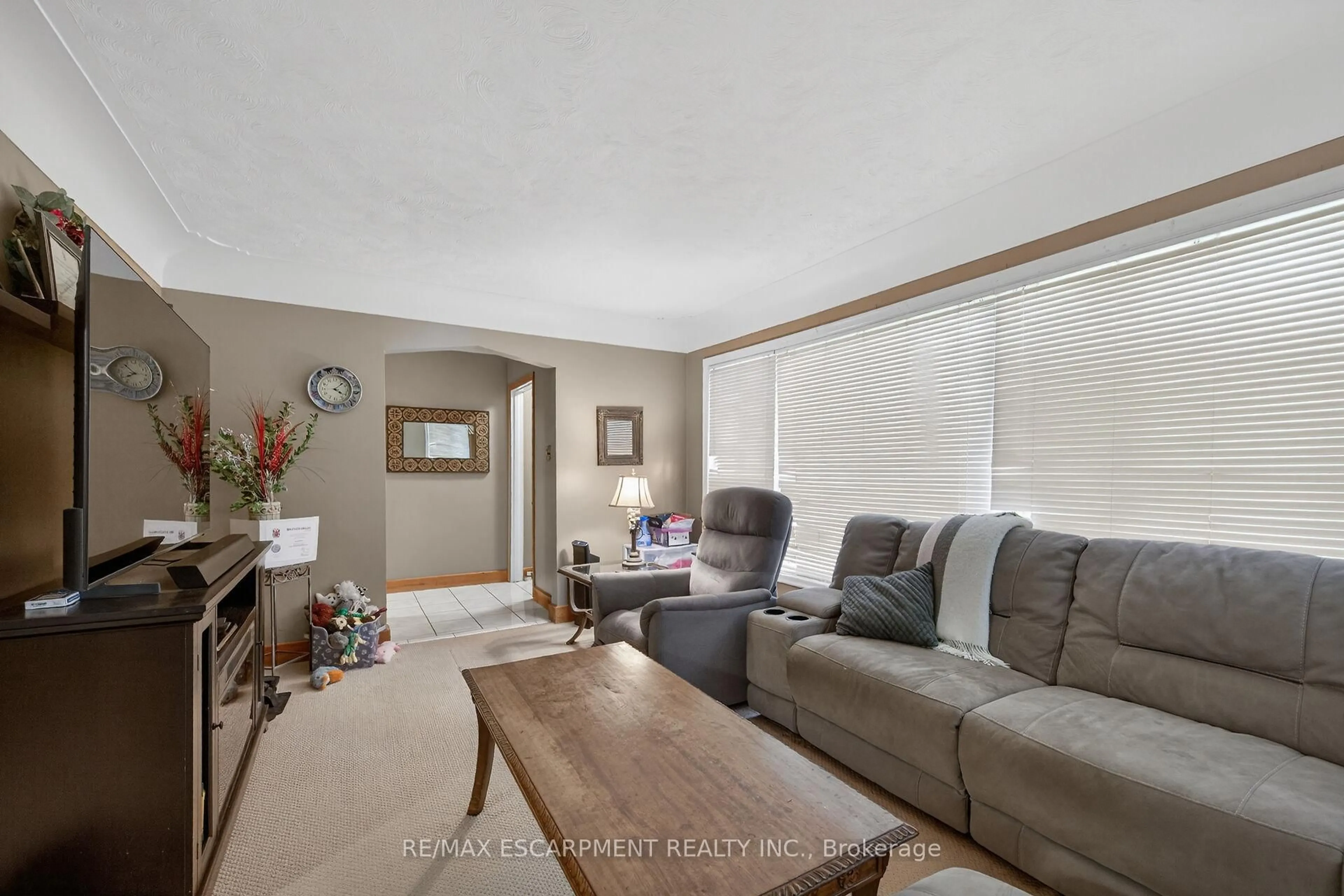 Living room with furniture, unknown for 186 Seneca Ave, Hamilton Ontario L9B 1M2
