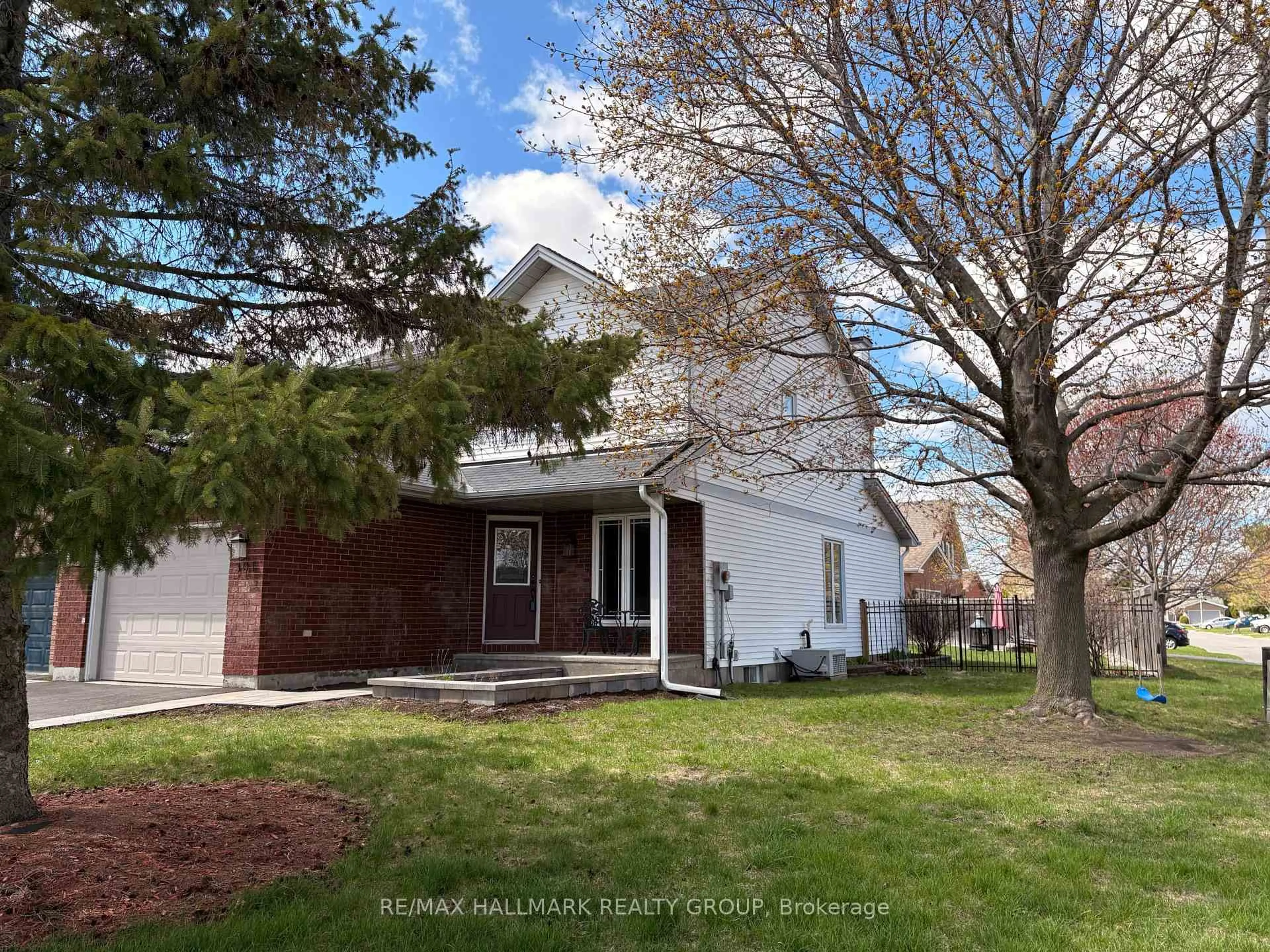 A pic from outside/outdoor area/front of a property/back of a property/a pic from drone, street for 301 Tompkins Ave, Ottawa Ontario K1E 3X3