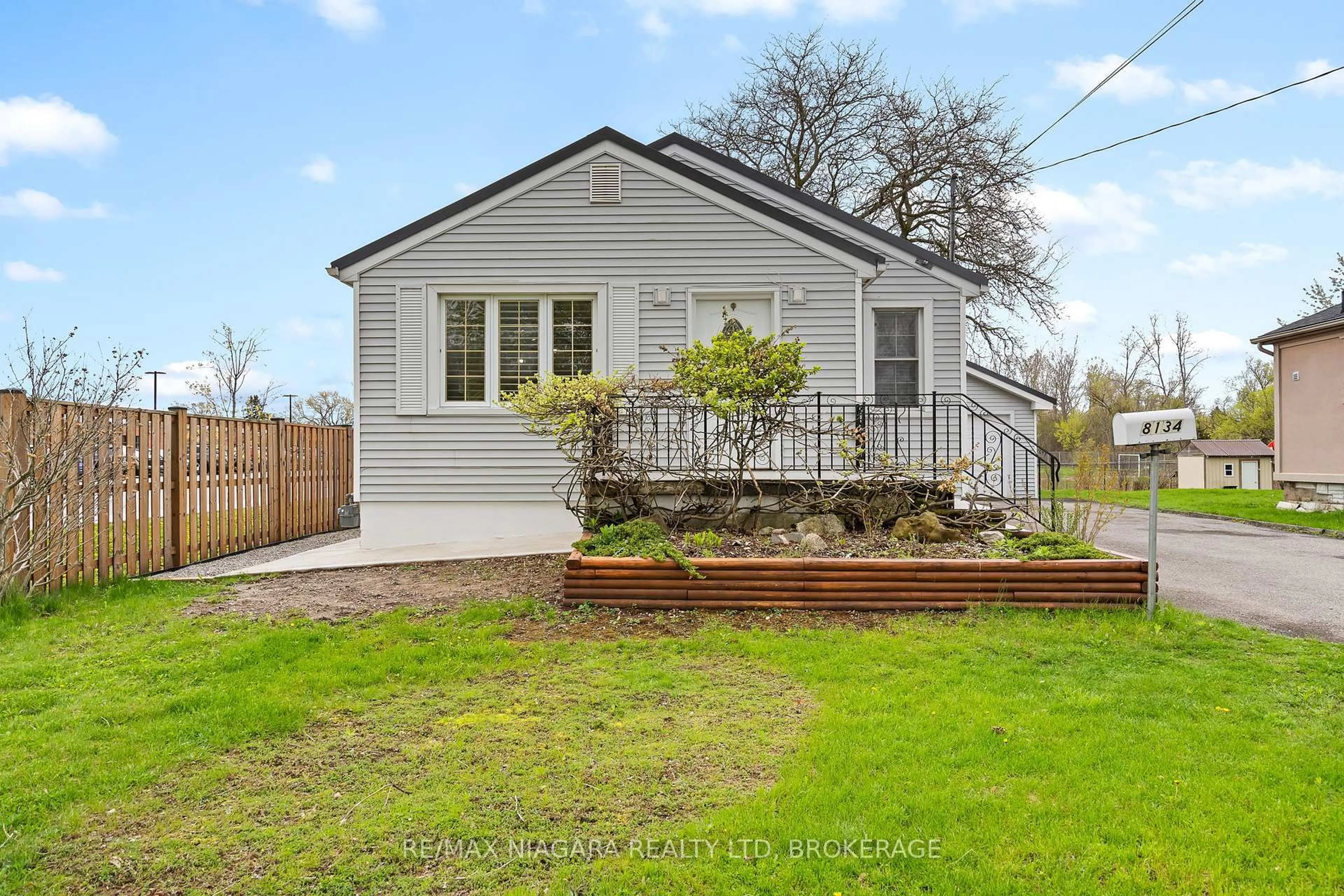 Home with vinyl exterior material, street for 8134 Beaverdams Rd, Niagara Falls Ontario L2H 1S1