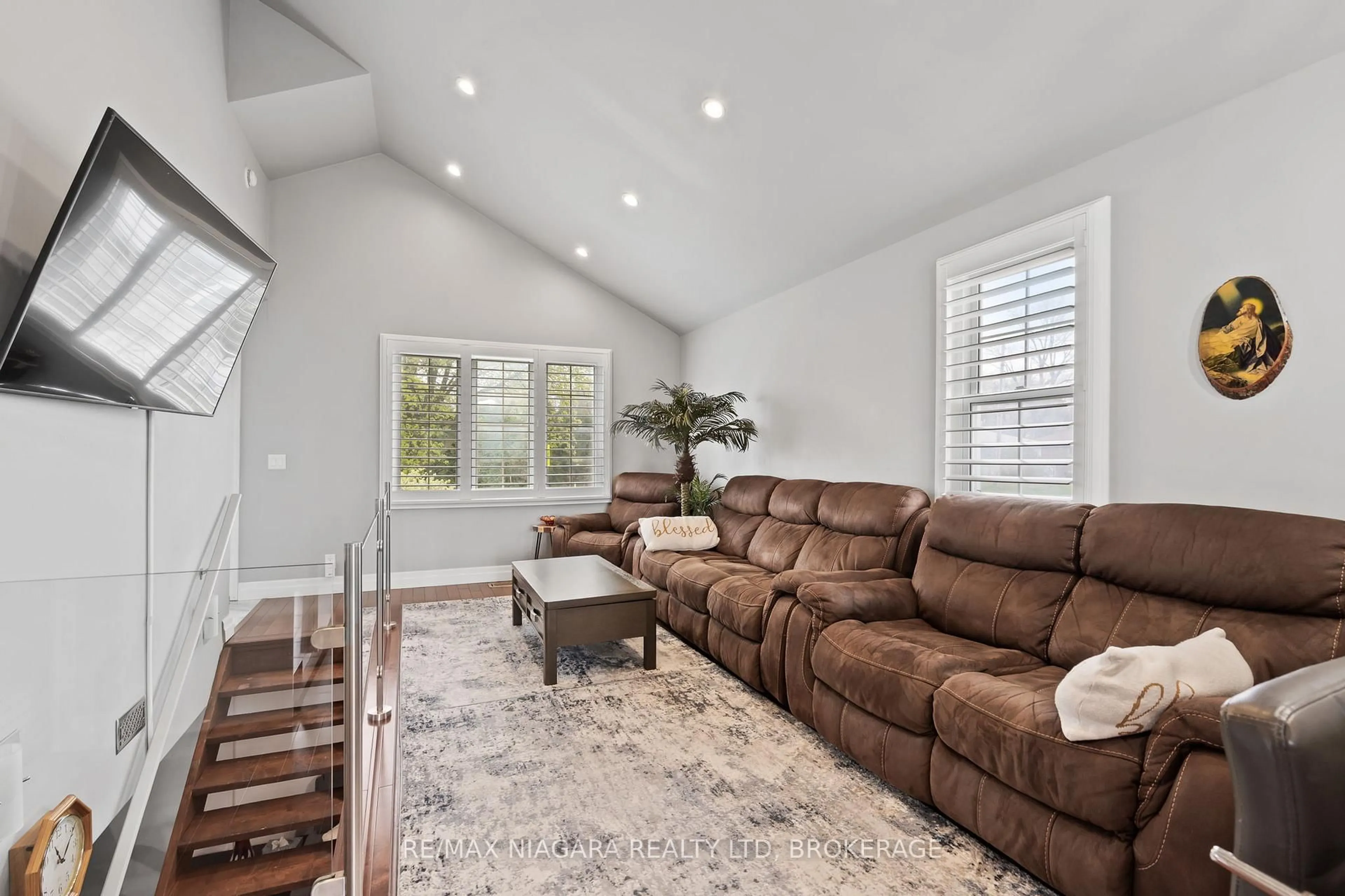 Living room with furniture, unknown for 8134 Beaverdams Rd, Niagara Falls Ontario L2H 1S1