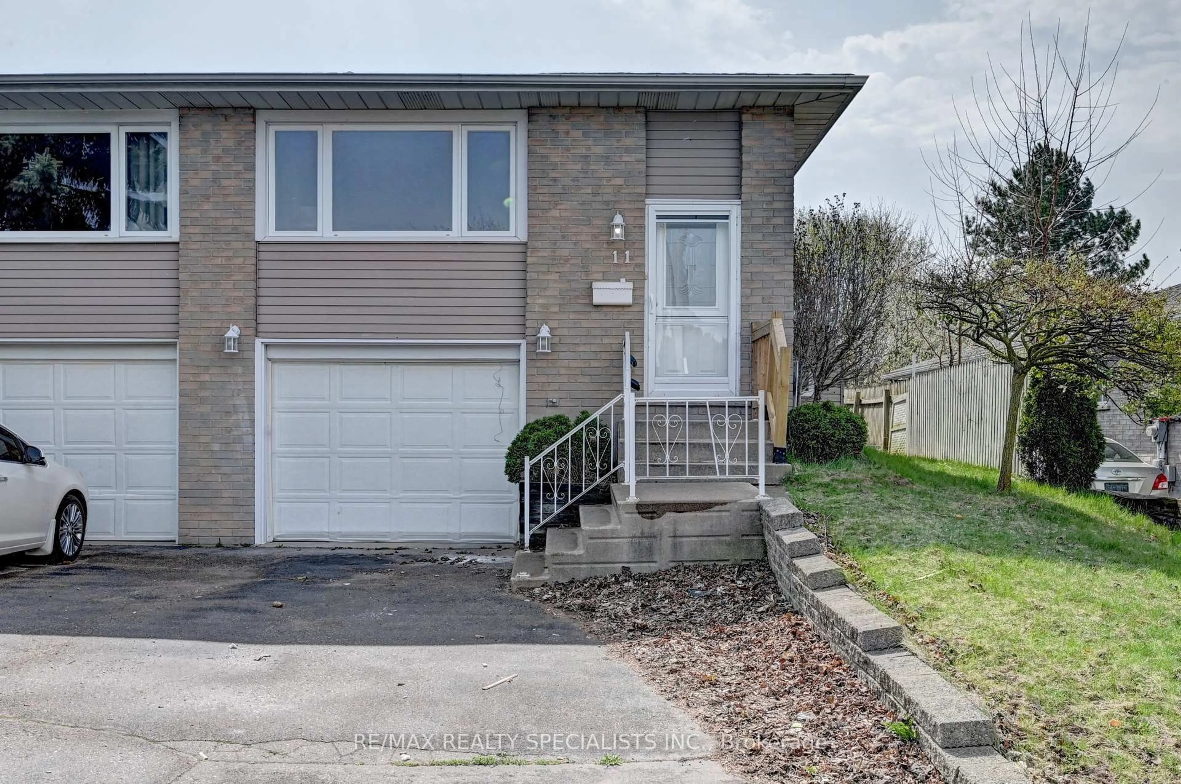Unknown for 11 Dinison Cres, Kitchener Ontario N2E 2W3