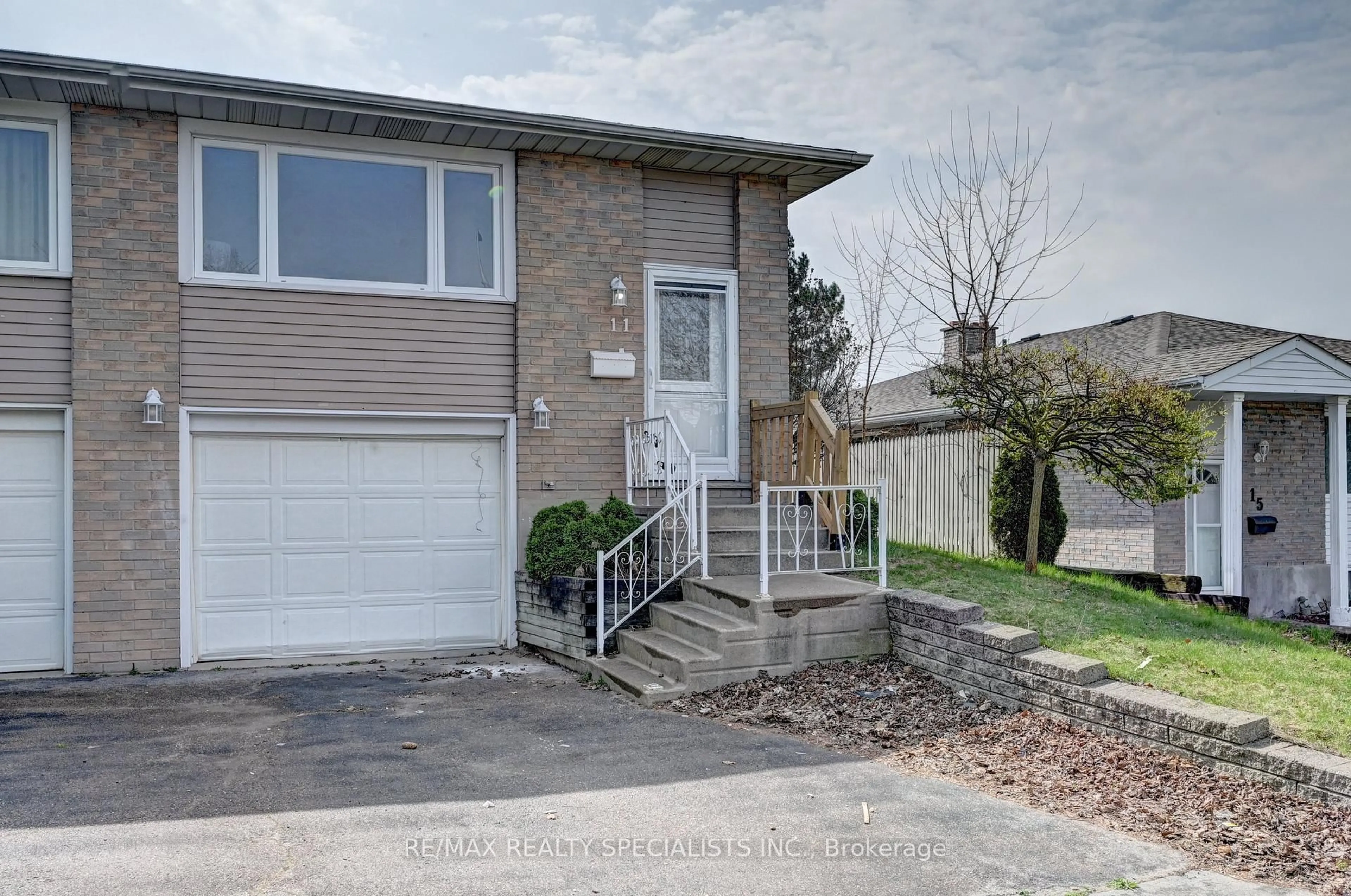 Unknown for 11 Dinison Cres, Kitchener Ontario N2E 2W3