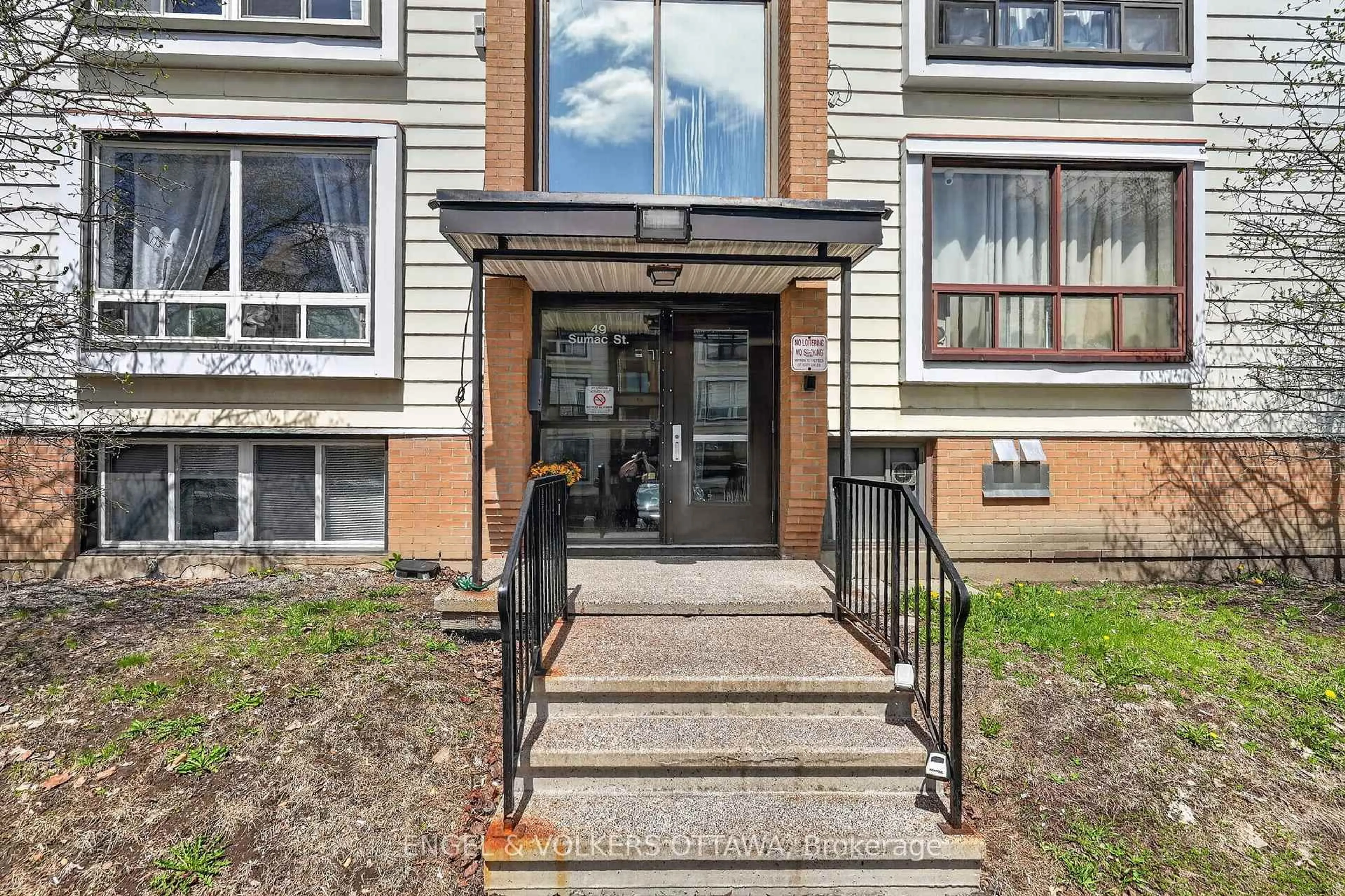 Indoor entryway for 49 Sumac St #9, Ottawa Ontario K1J 7T7