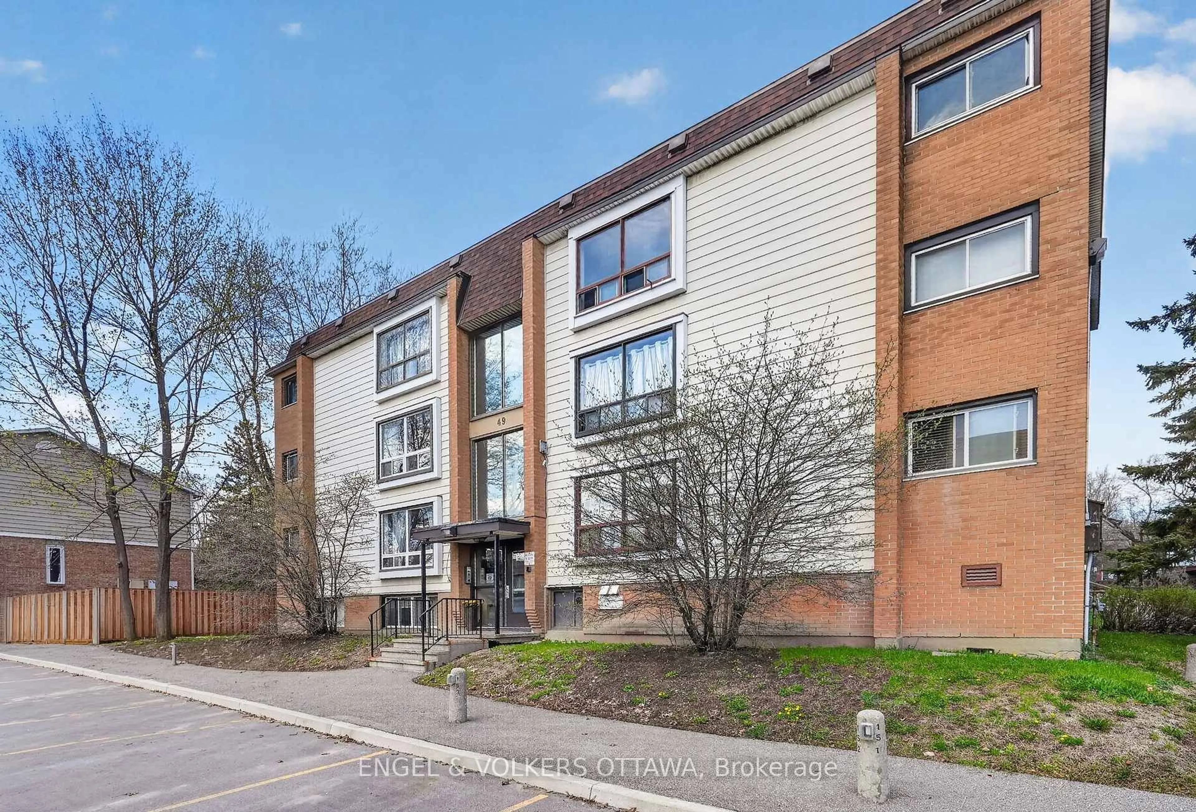 A pic from outside/outdoor area/front of a property/back of a property/a pic from drone, street for 49 Sumac St #9, Ottawa Ontario K1J 7T7