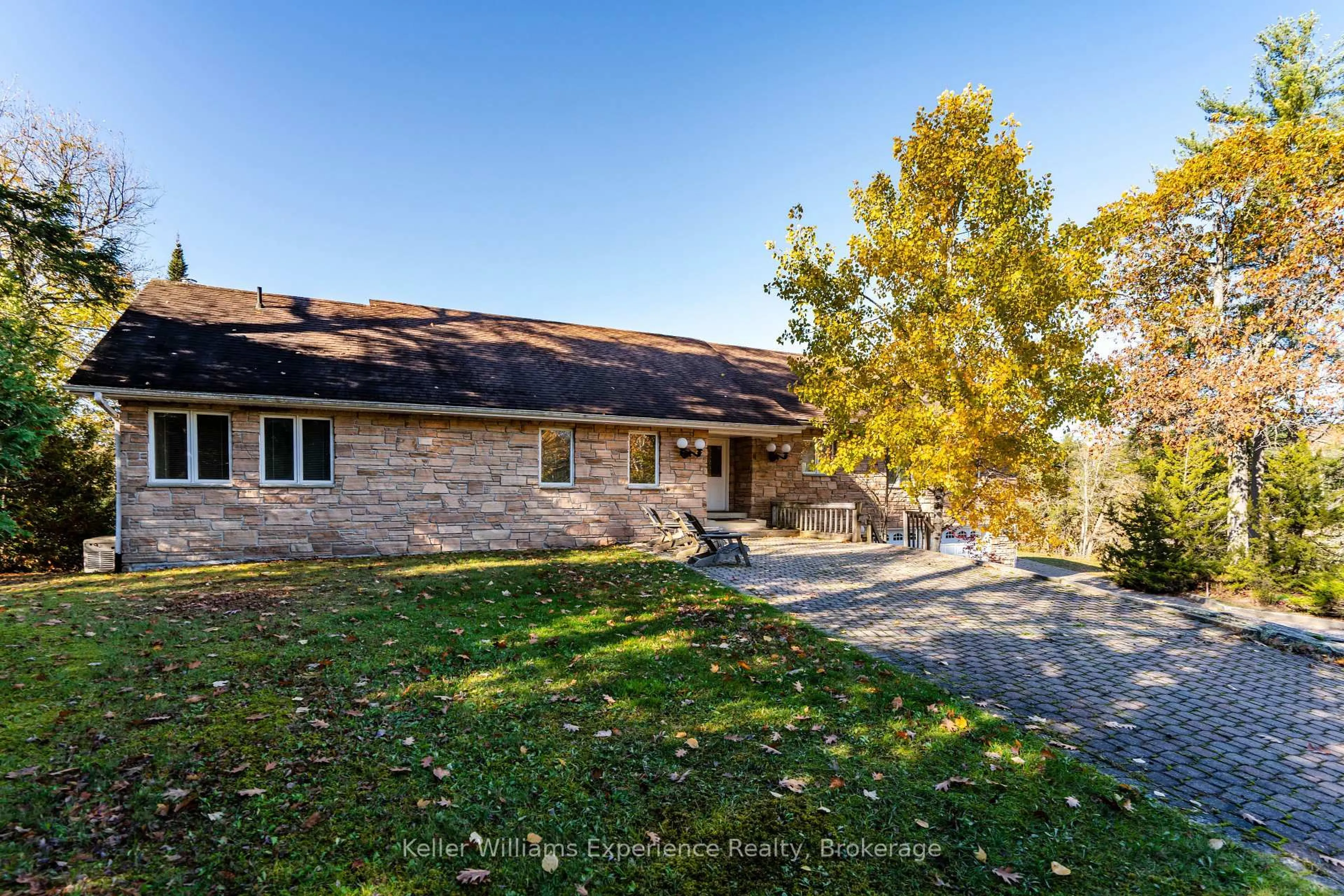 A pic from outside/outdoor area/front of a property/back of a property/a pic from drone, unknown for 804 Kings Farm Rd, Georgian Bay Ontario L0K 1S0